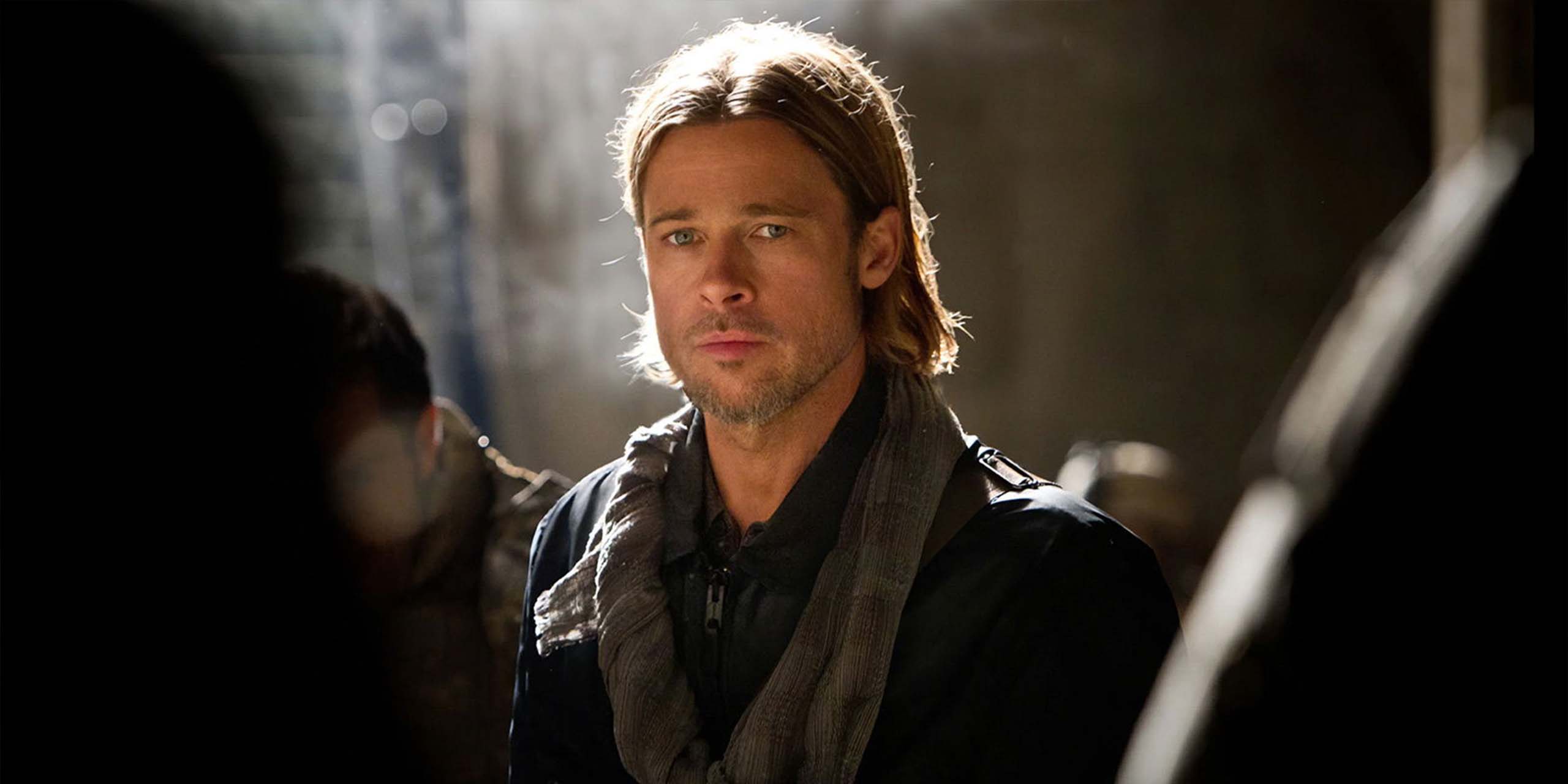 Brad Pitt dans les rues dévastées dans World War Z.
