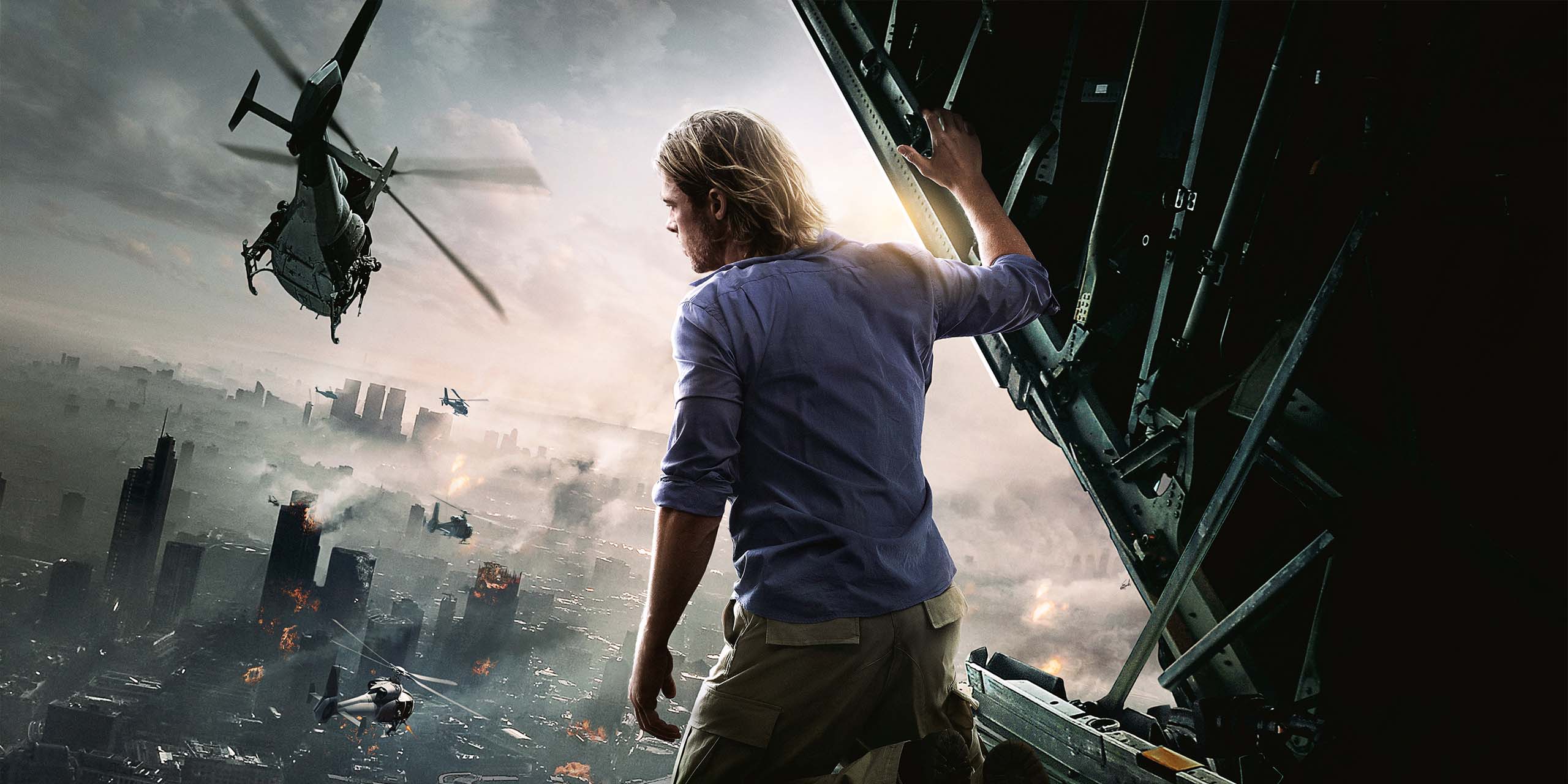 Brad Pitt regarde le monde dévasté par les zombies depuis un hélicoptère dans World War Z.