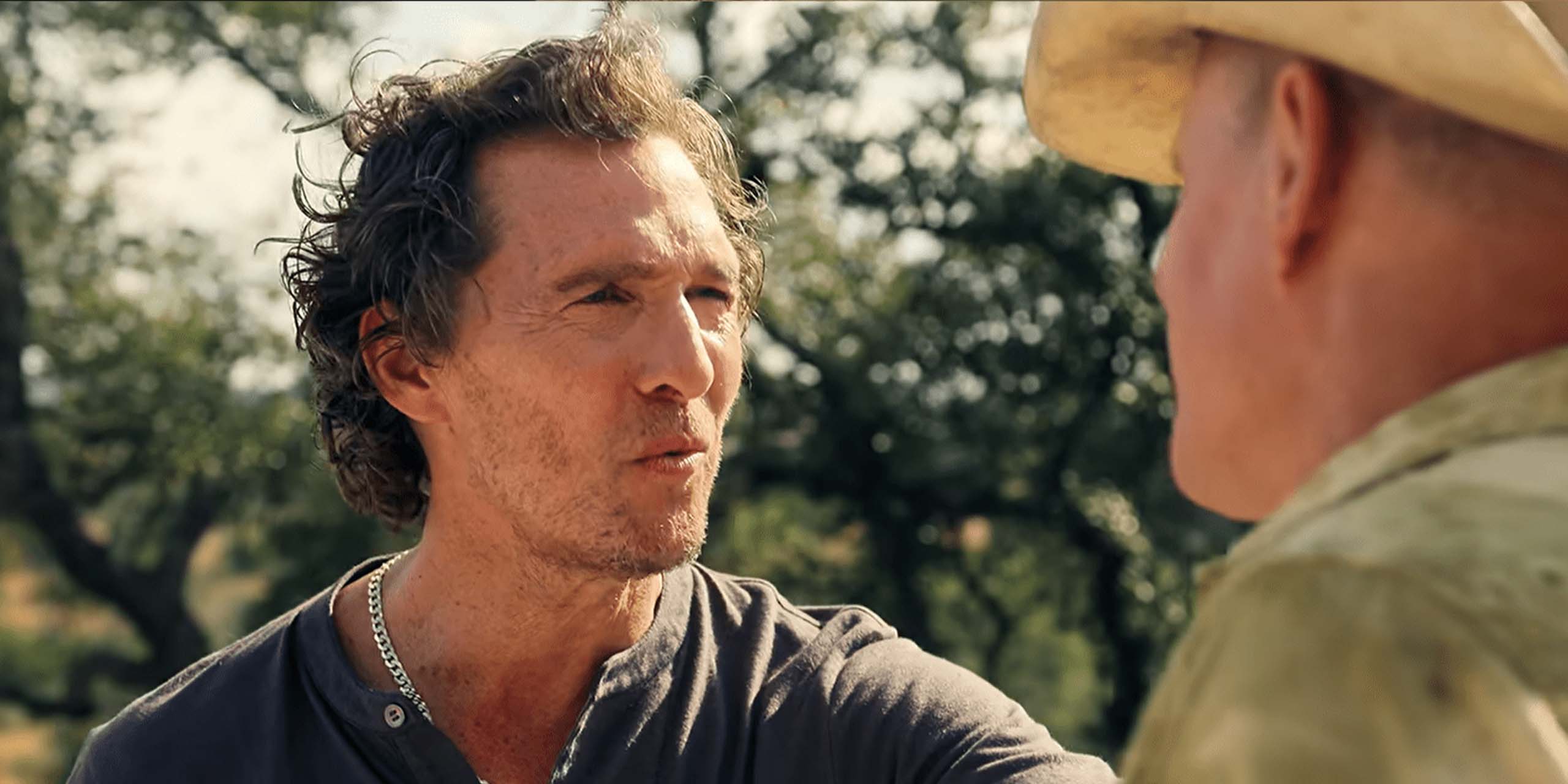 Woody Harrelson et Matthew McConaughey discutent dans Brothers.