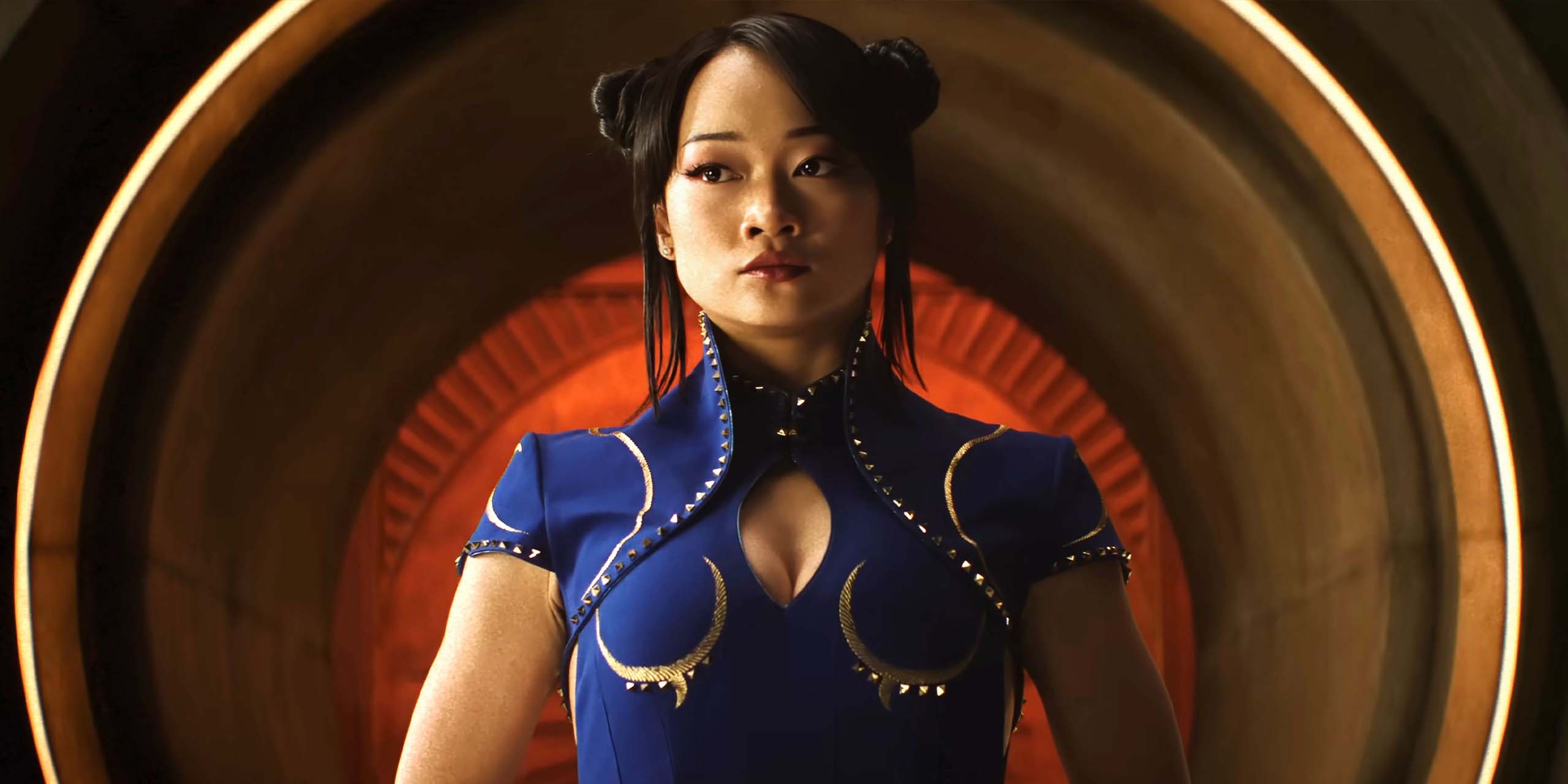 Callina Liang dans le rôle de Chun-Li posant contre un mur dans le film Street Fighter (2026).
