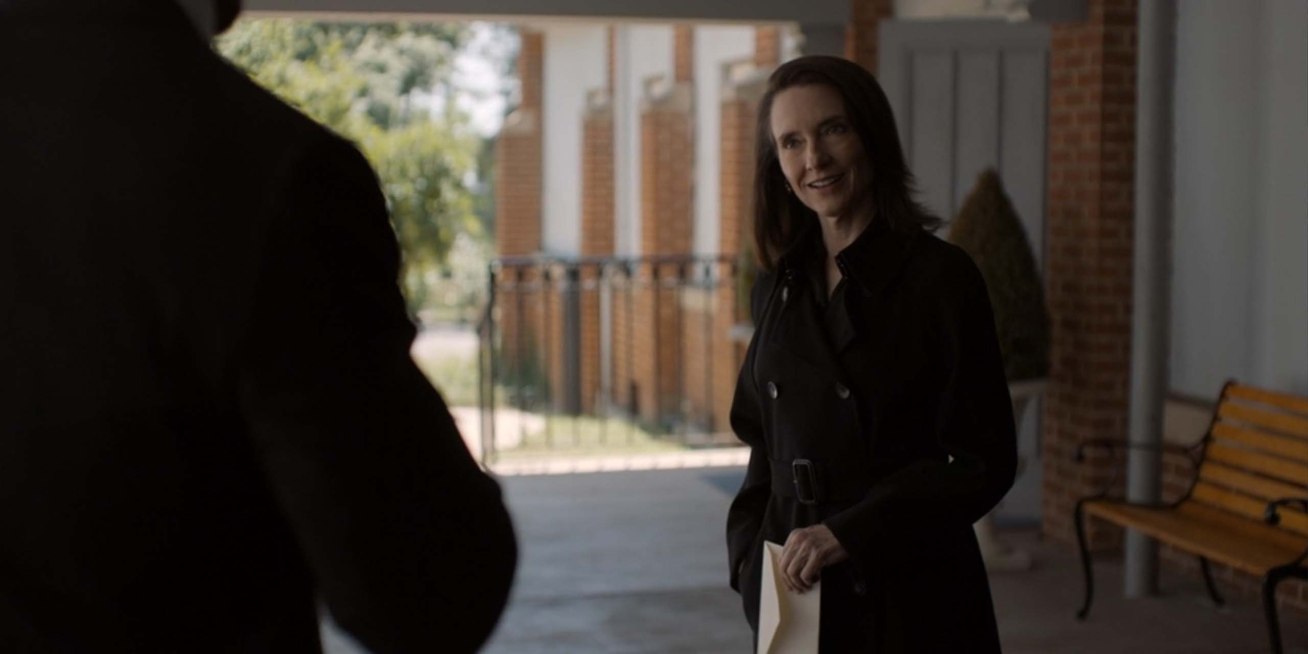 Carol Ferris (Amie Mackenzie) dans Lanterns.