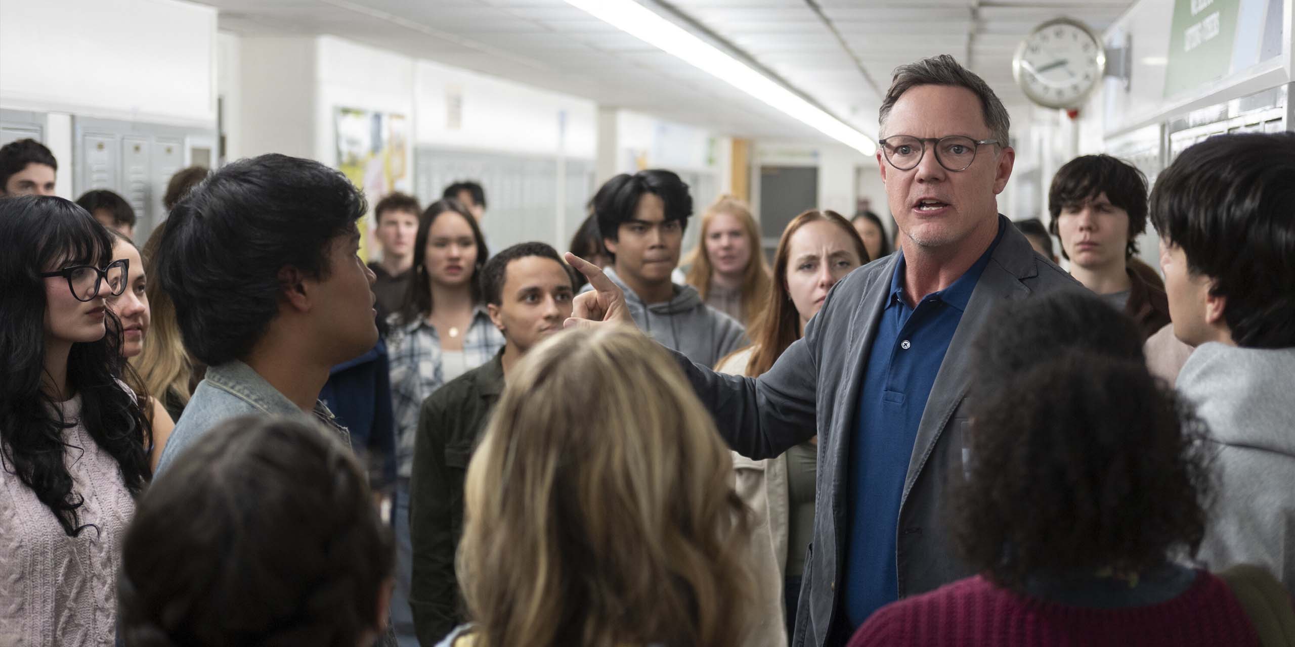 Le proviseur Grayle (Matthew Lillard) et les élèves dans la série Carrie.
