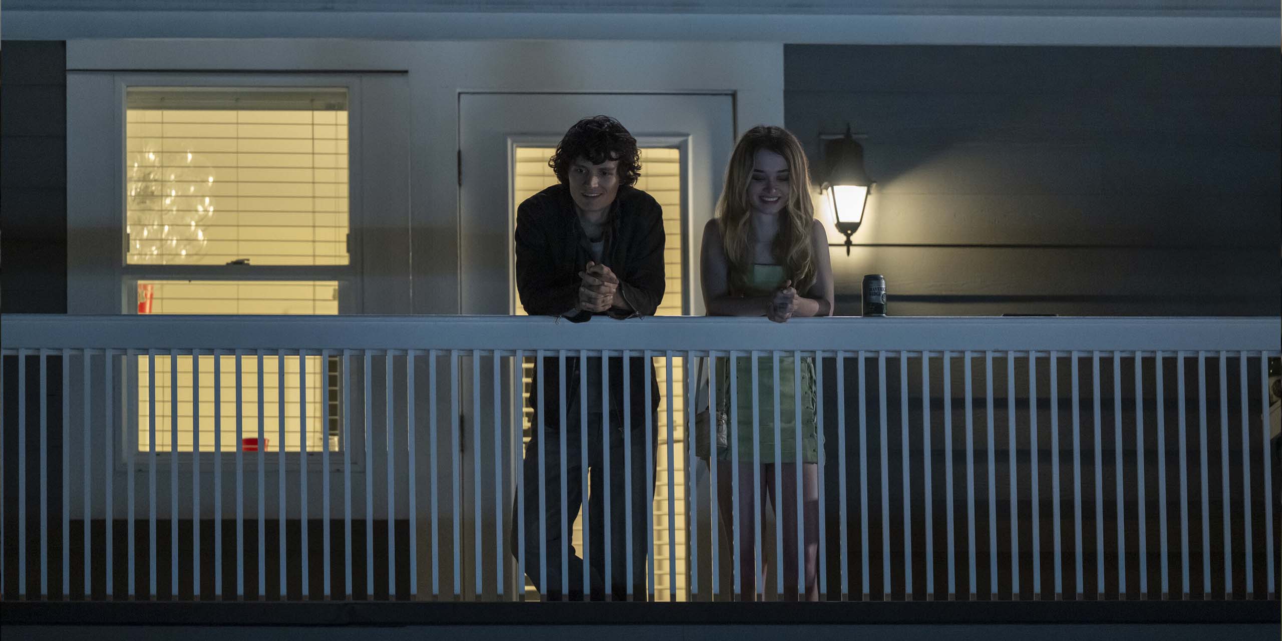 Billy Nolan (Arthur Conti) et Chris Hargensen (Alison Thornton) lors d'une soirée dans la série Carrie.