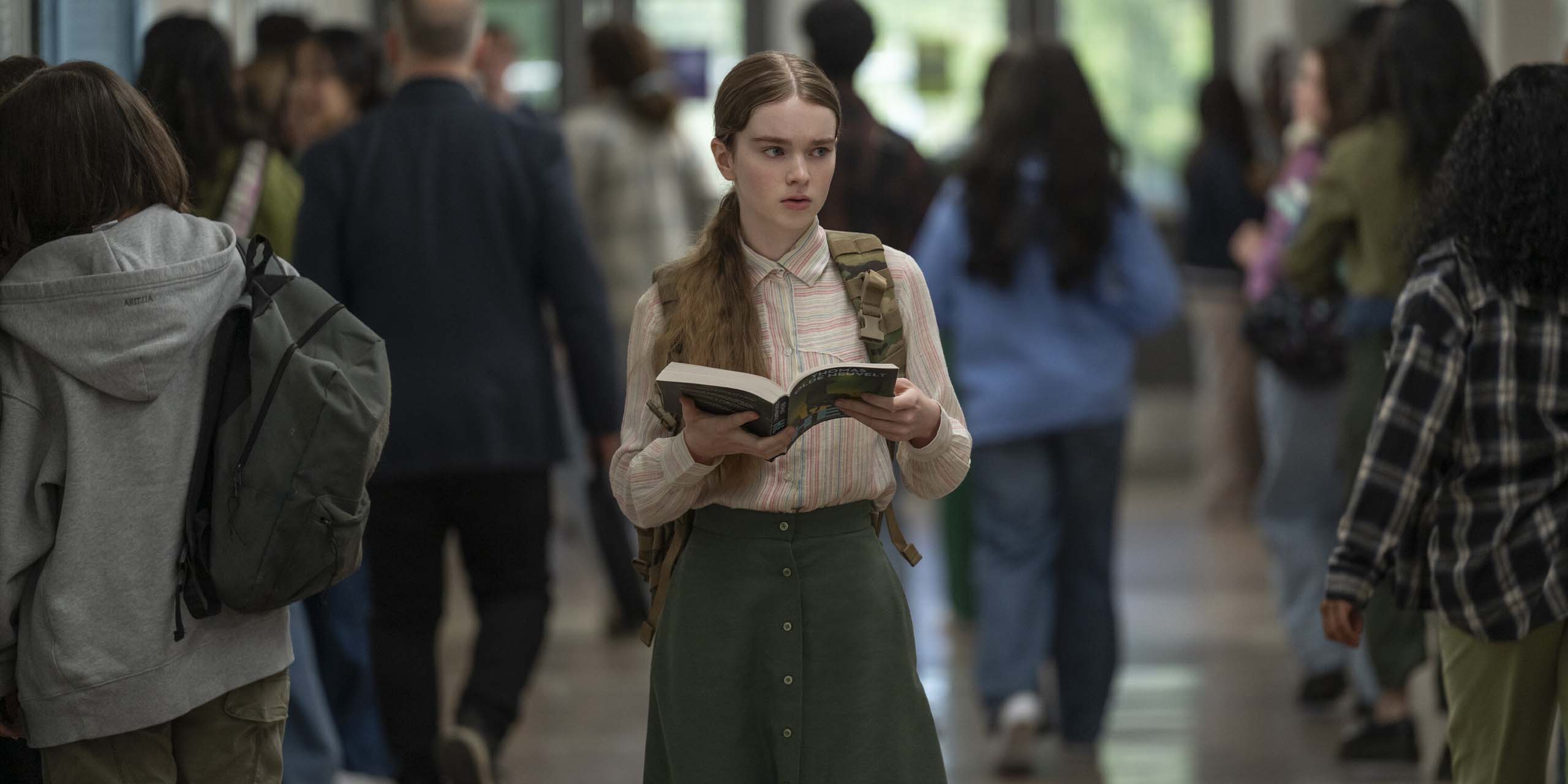 Carrie White (Summer H. Howell) dans les couloirs de l'école dans la série Carrie de Mike Flanagan.