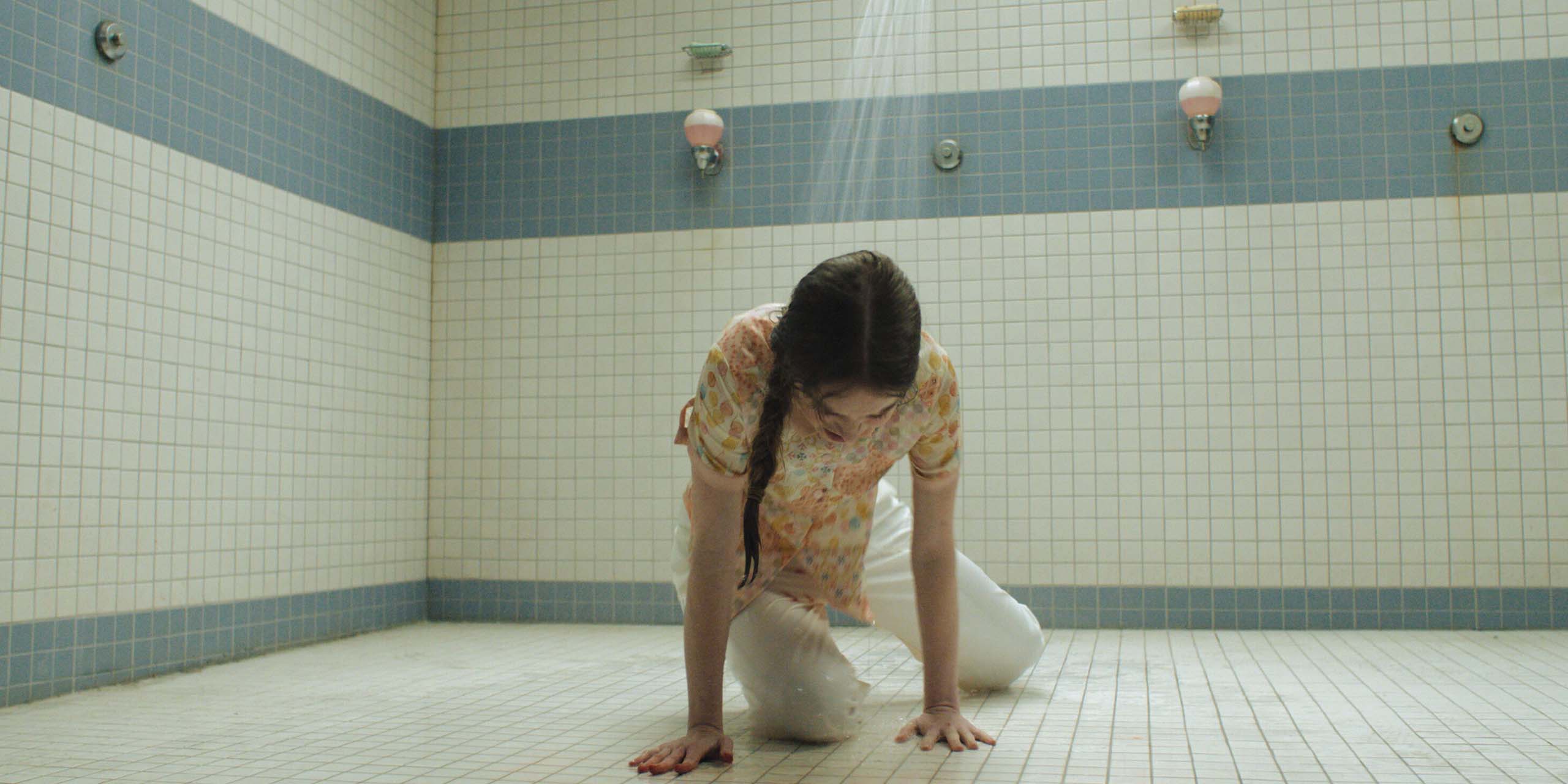 Carrie White (Summer H. Howell) dans les douches des vestiaires dans la série Carrie de Mike Flanagan.