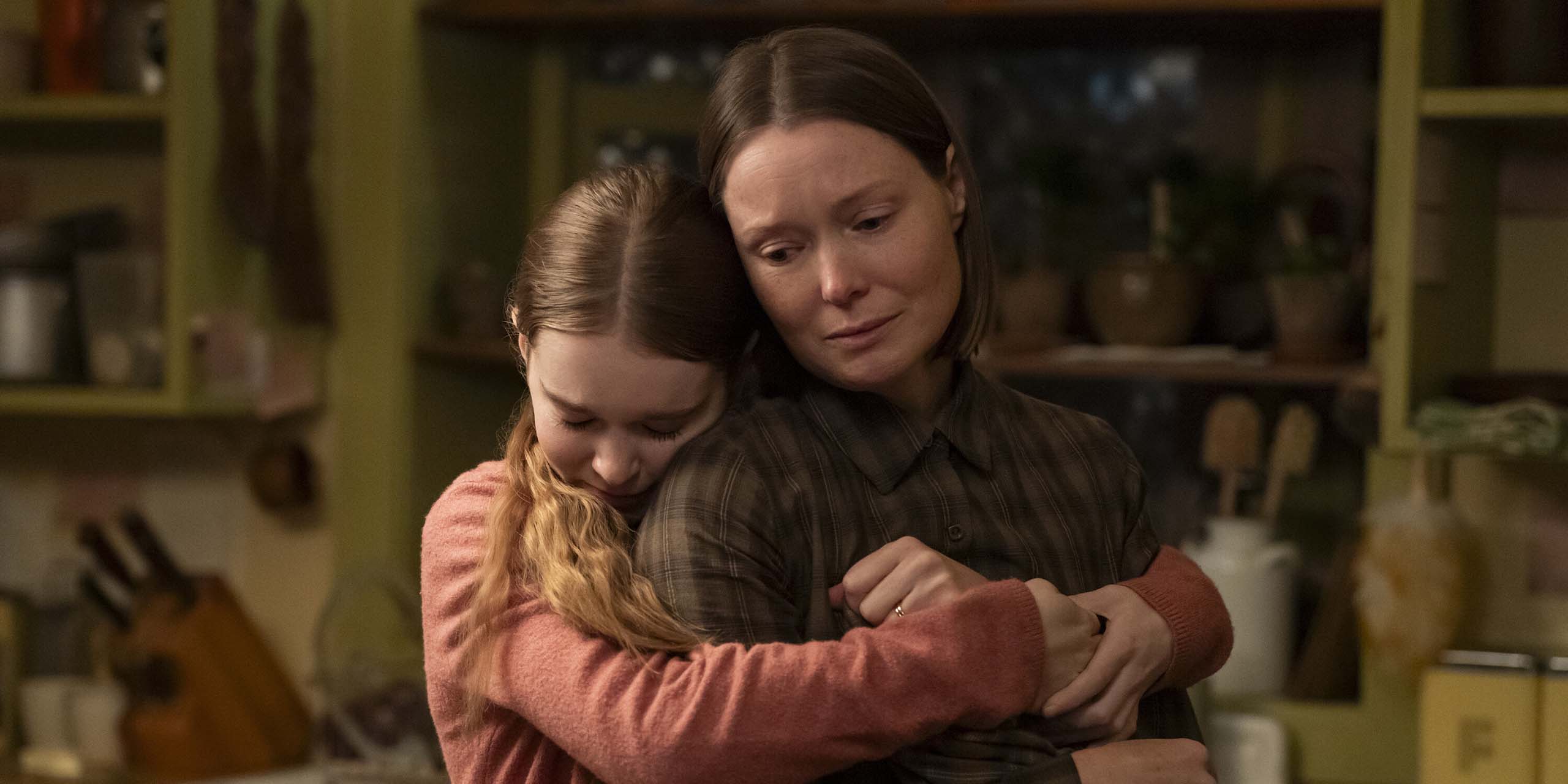 Carrie White (Summer H. Howell) et sa mère Margaret (Samantha Sloyan) dans la série Carrie.