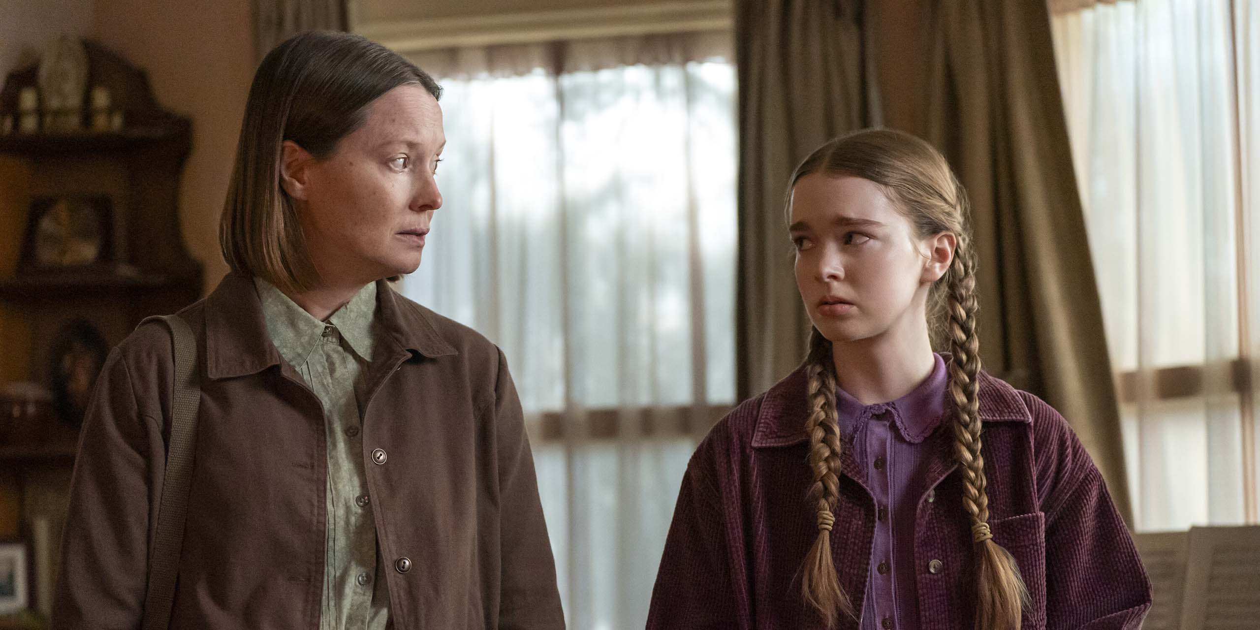 Carrie White (Summer H. Howell) et sa mère Margaret (Samantha Sloyan) dans la série Carrie.
