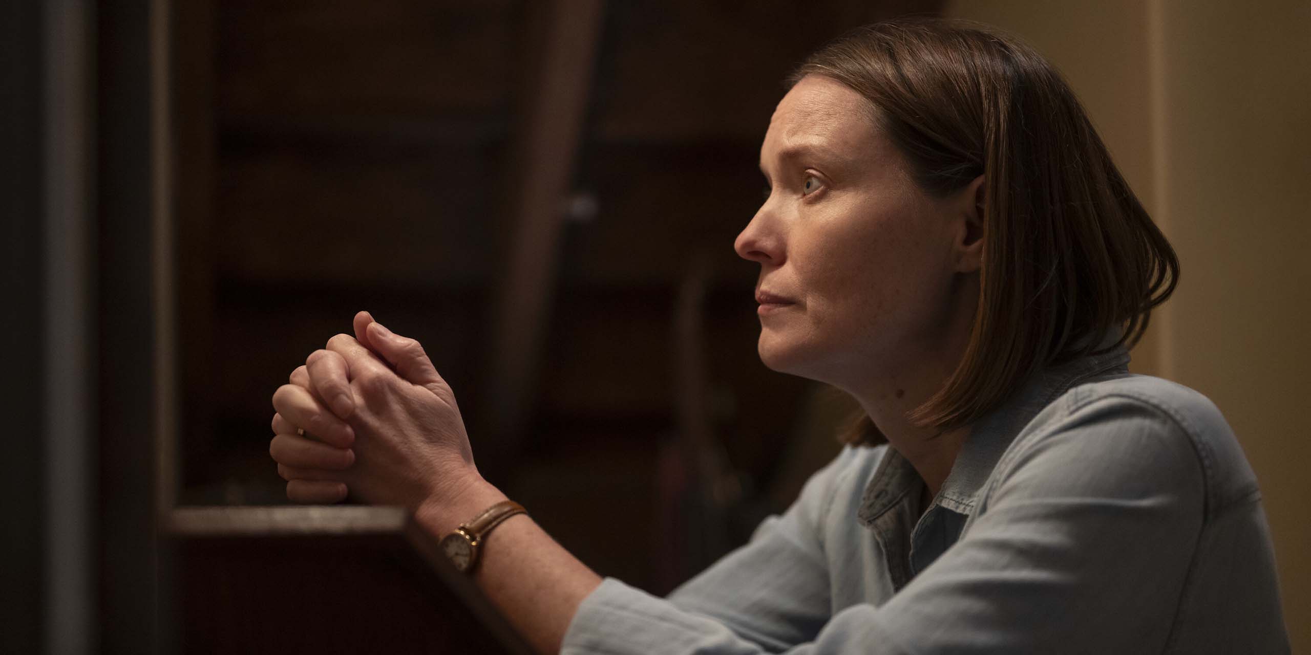 Margaret (Samantha Sloyan) priant dans la série Carrie.