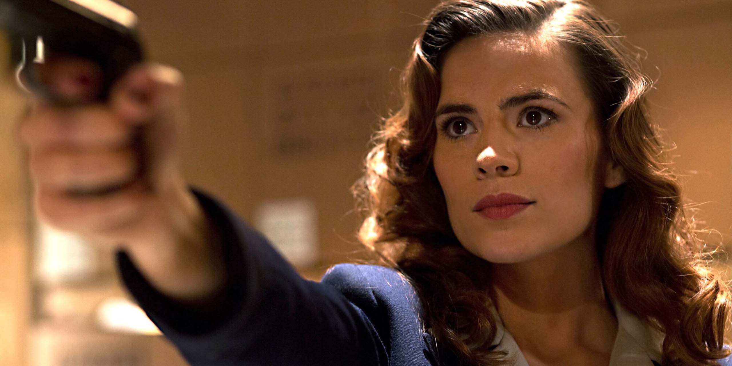 Hayley Atwell dans le rôle de Peggy Carter, à la recherche du Zodiac, dans le film Marvel One-Shot: Agent Carter.