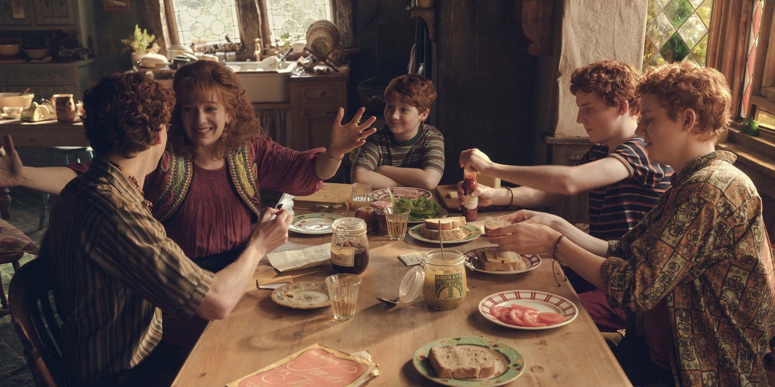 Ron Weasley et sa famille au Terrier dans la série Harry Potter de HBO.