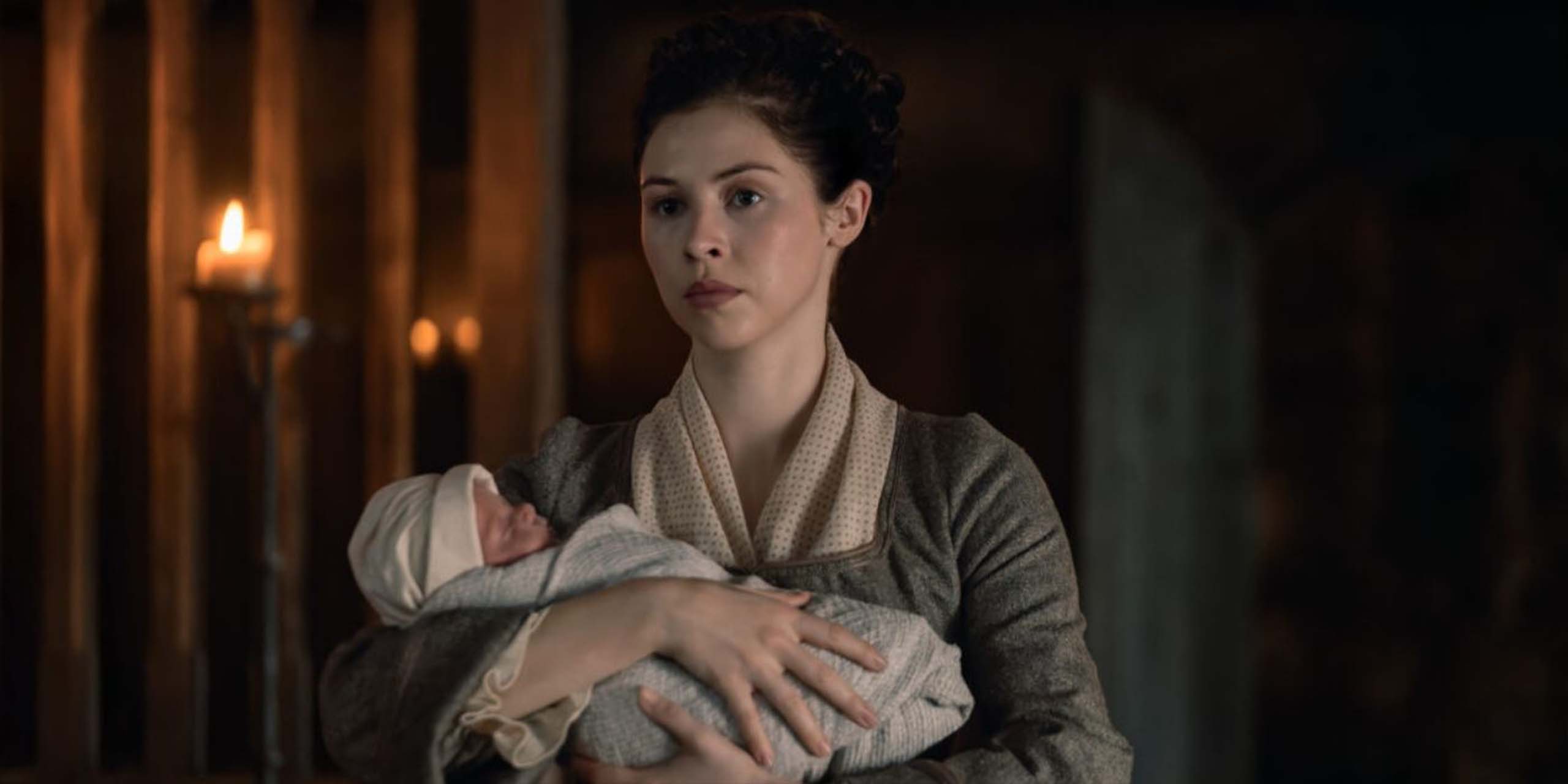 Julia Moriston (Hermione Corfield) son bébé dans les bras dans la saison 1 de Outlander: Blood of my Blood.
