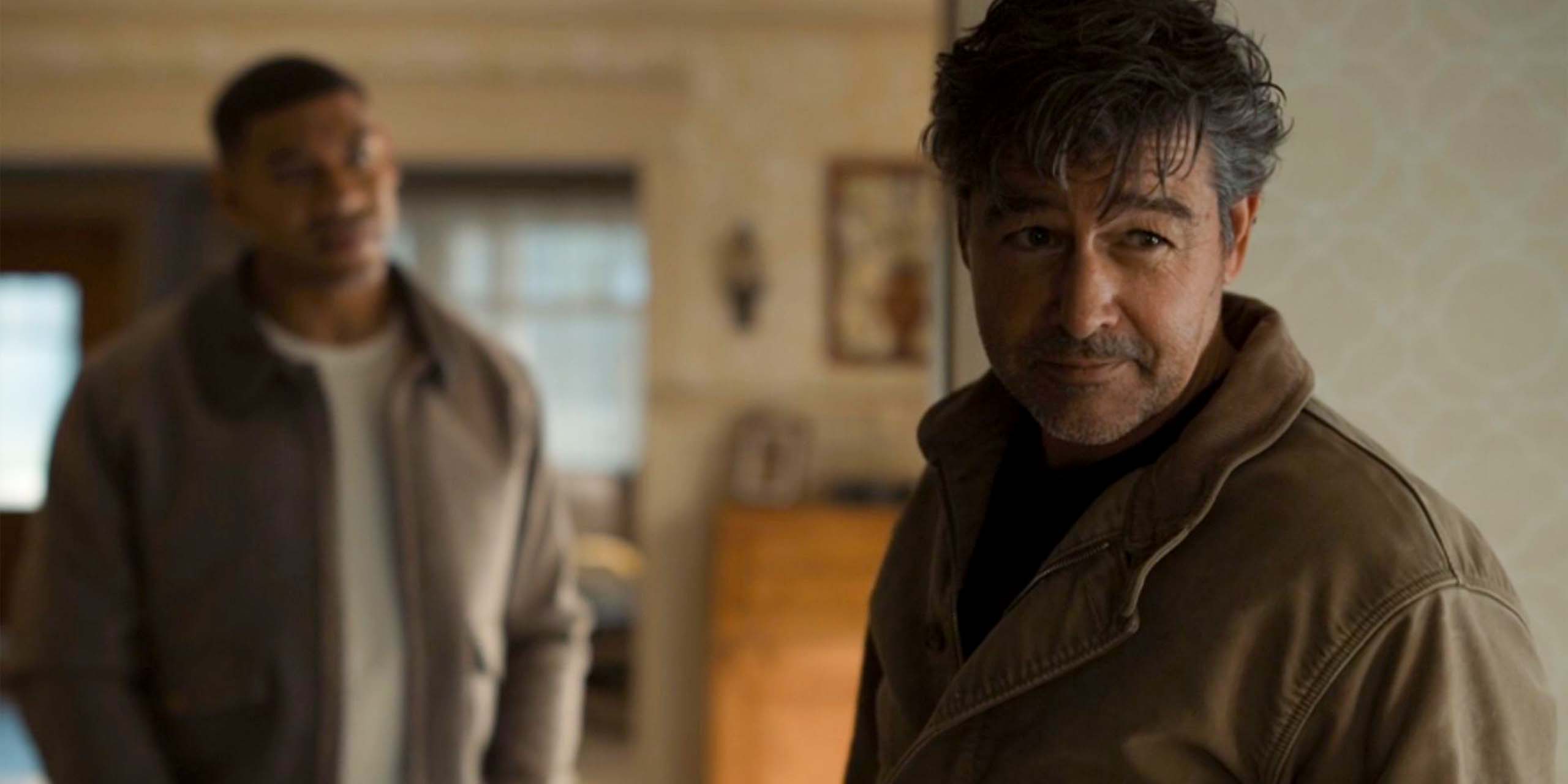 Hal Jordan (Kyle Chandler) au premier plan avec John Stewart (Aaron Pierre) en arrière-plan chez les parents de John dans l’épisode 3 de Lanterns.