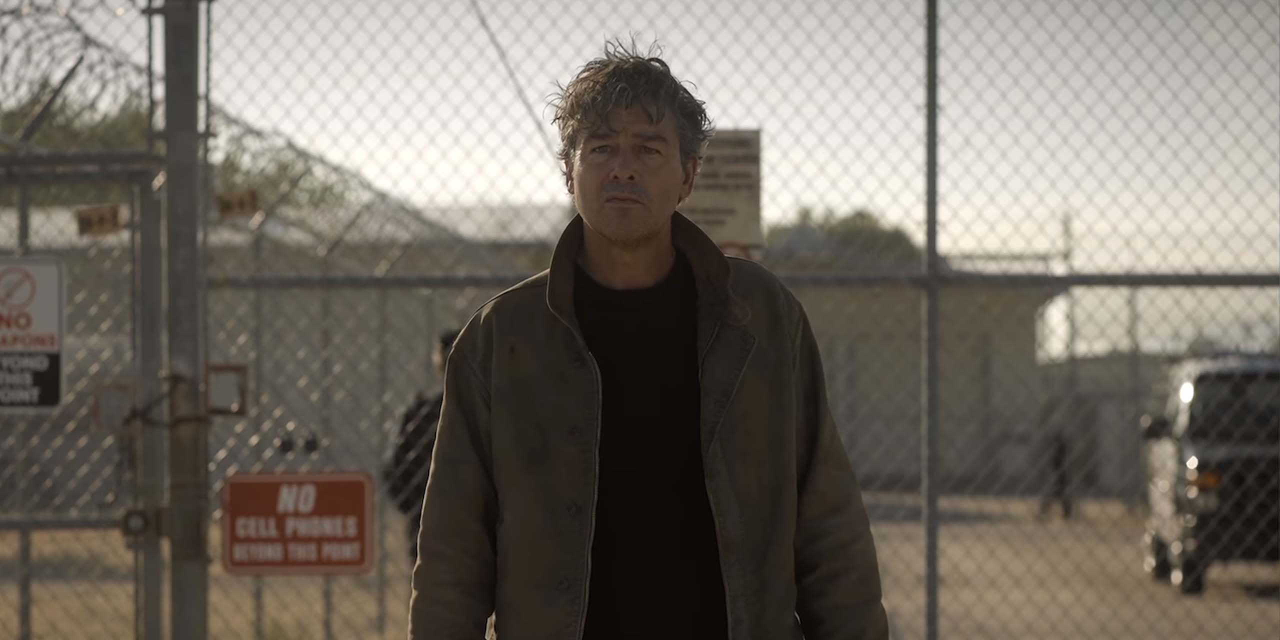 Hal Jordan (Kyle Chandler) devant un camp militaire dans Lanterns.
