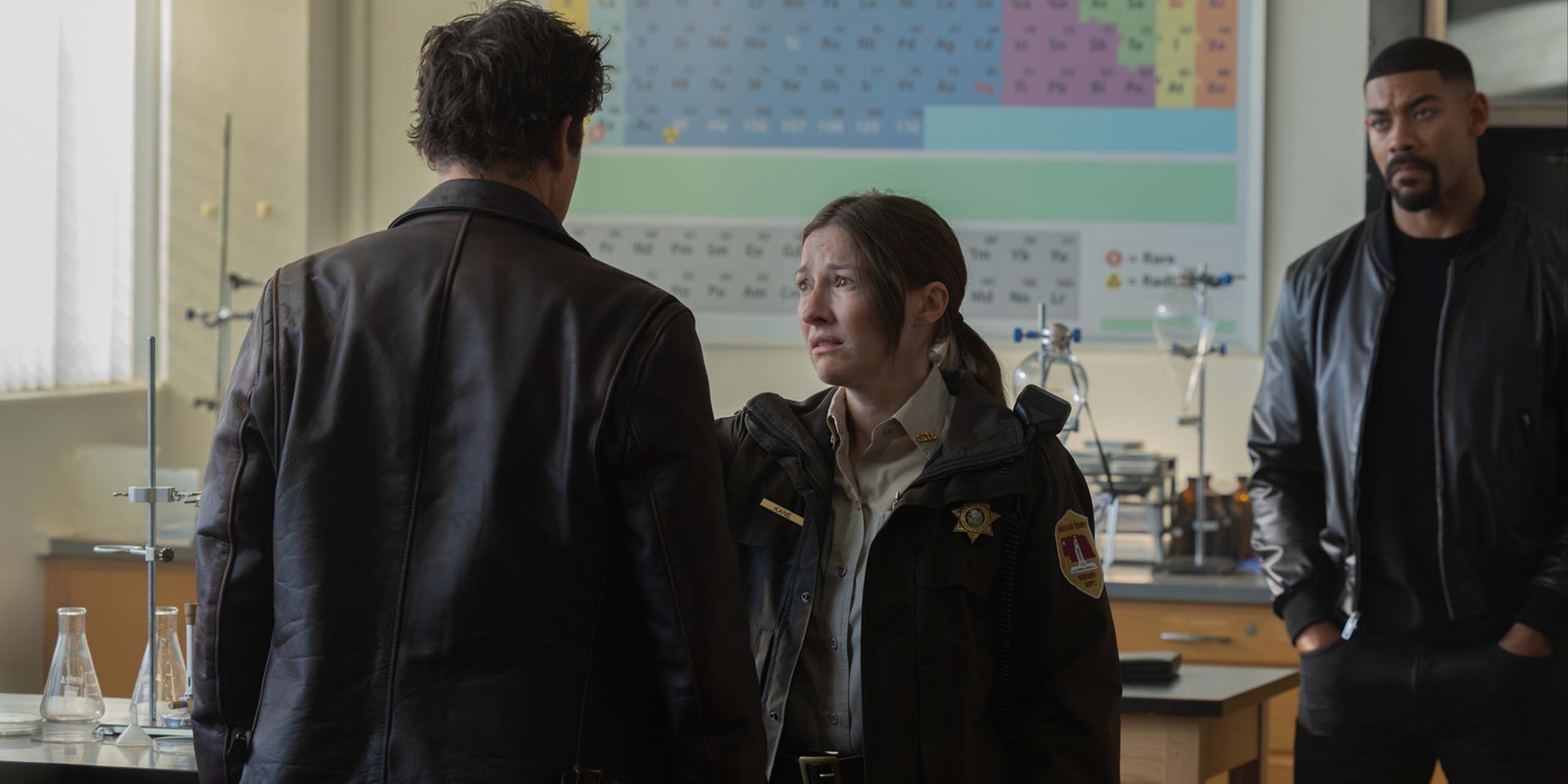 La shérif Kerry Kane (Kelly Macdonald) rencontre le halogramme d'Hal Jordan (Kyle Chandler), accompagnée de John Stewart (Aaron Pierre) dans Lanterns.