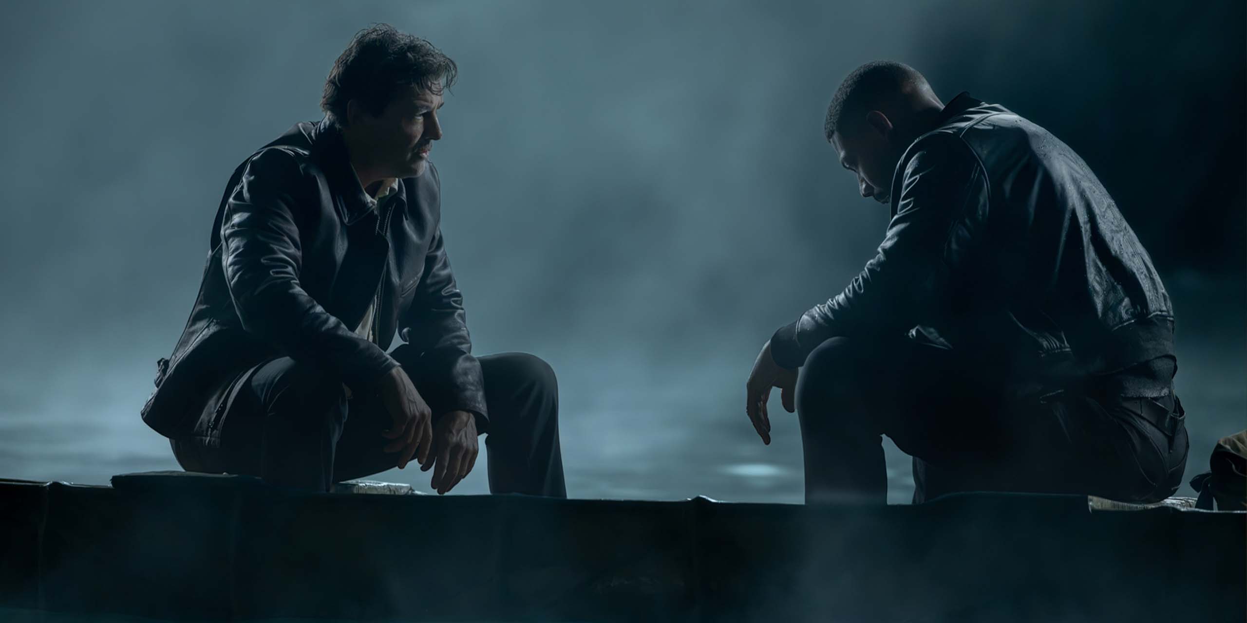 Hal Jordan (Kyle Chandler) et John Stewart) sur la planète dévastée d'Antaan dans Lanterns.