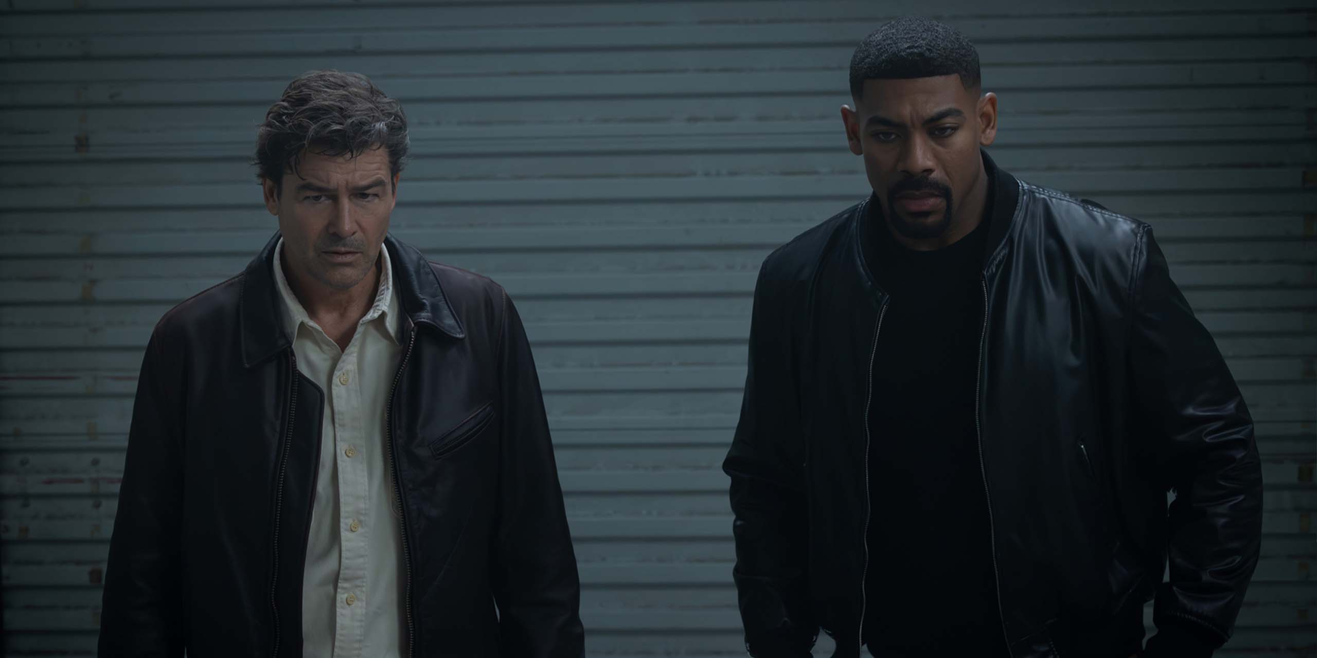 Hal Jordan (Kyle Chandler) et John Stewart) face au coffre de Hal dans Lanterns.
