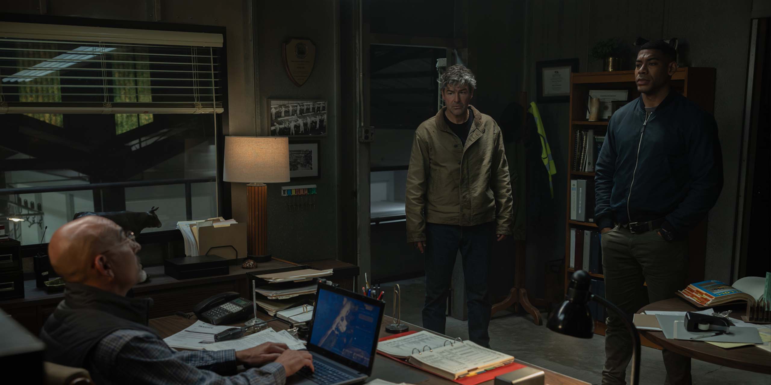 John Stewart (Aaron Pierre) et Hal Jordan (Kyle Chandler) à la recherche d'Hector Hammond dans Lanterns.