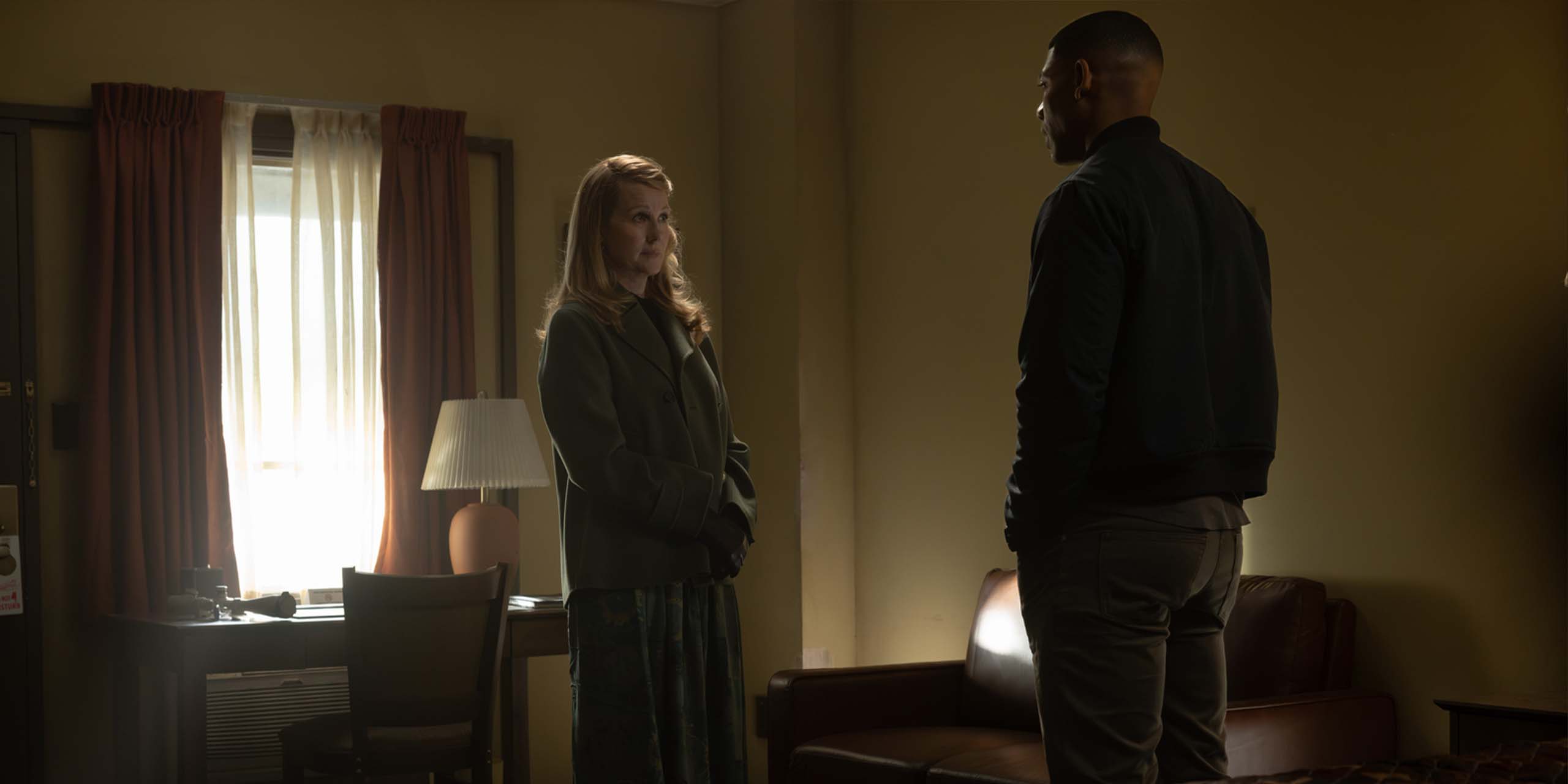 La Gardienne Lianna (Laura Linney) face ç John Stewart (Aaron Pierre) dans la série Lanterns.