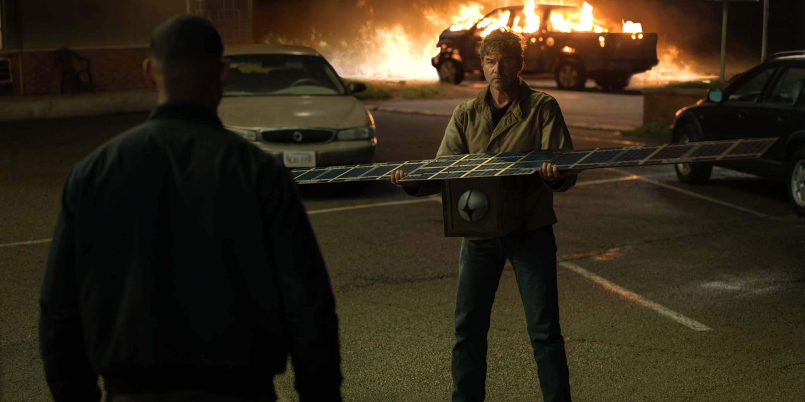 John Stewart (Aaron Pierre) face à Hal Jordan (Kyle Chandler) tenant un drone dans Lanterns.