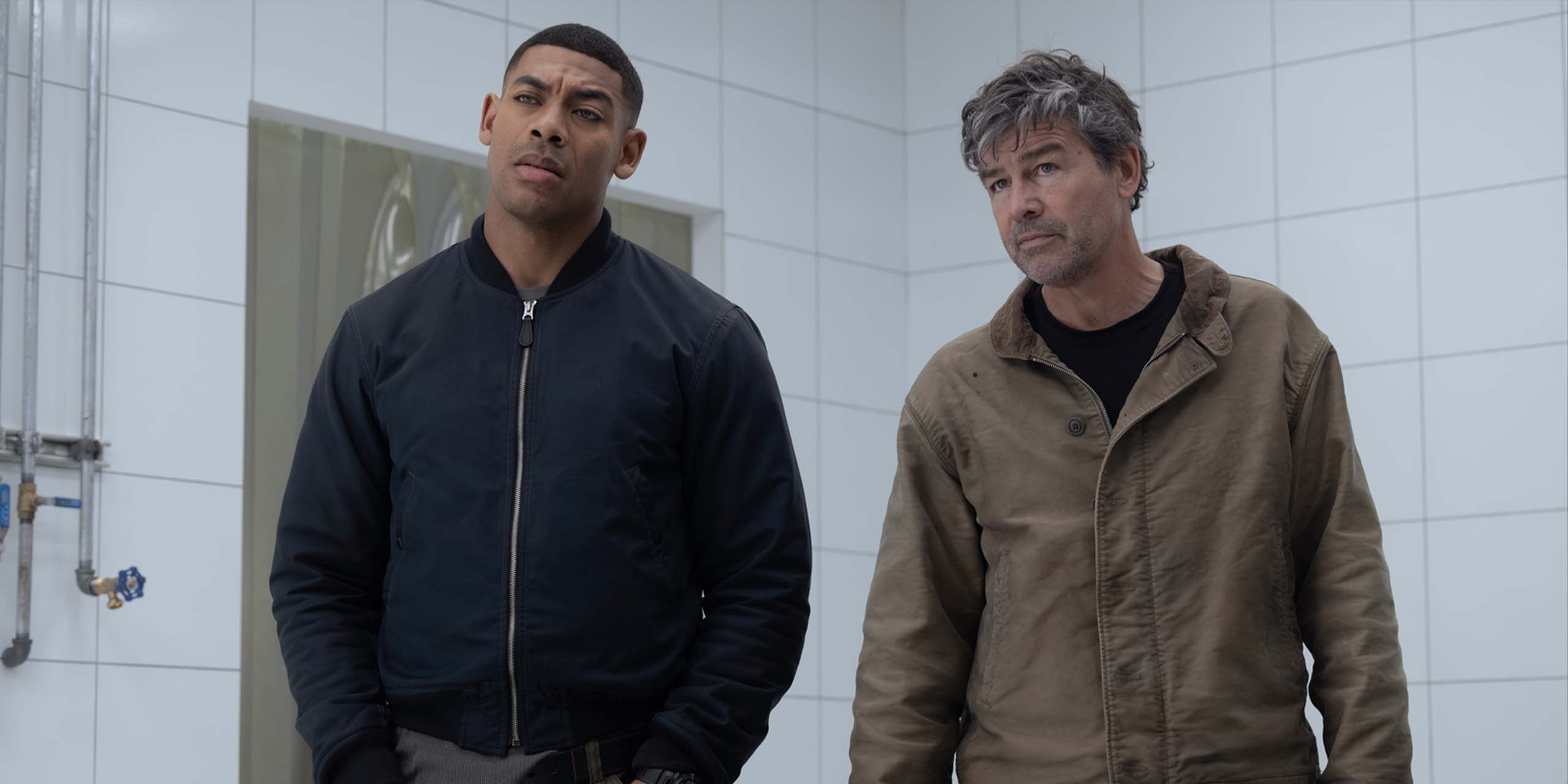 John Stewart (Aaron Pierre) et Hal Jordan (Kyle Chandler) dans Lanterns.