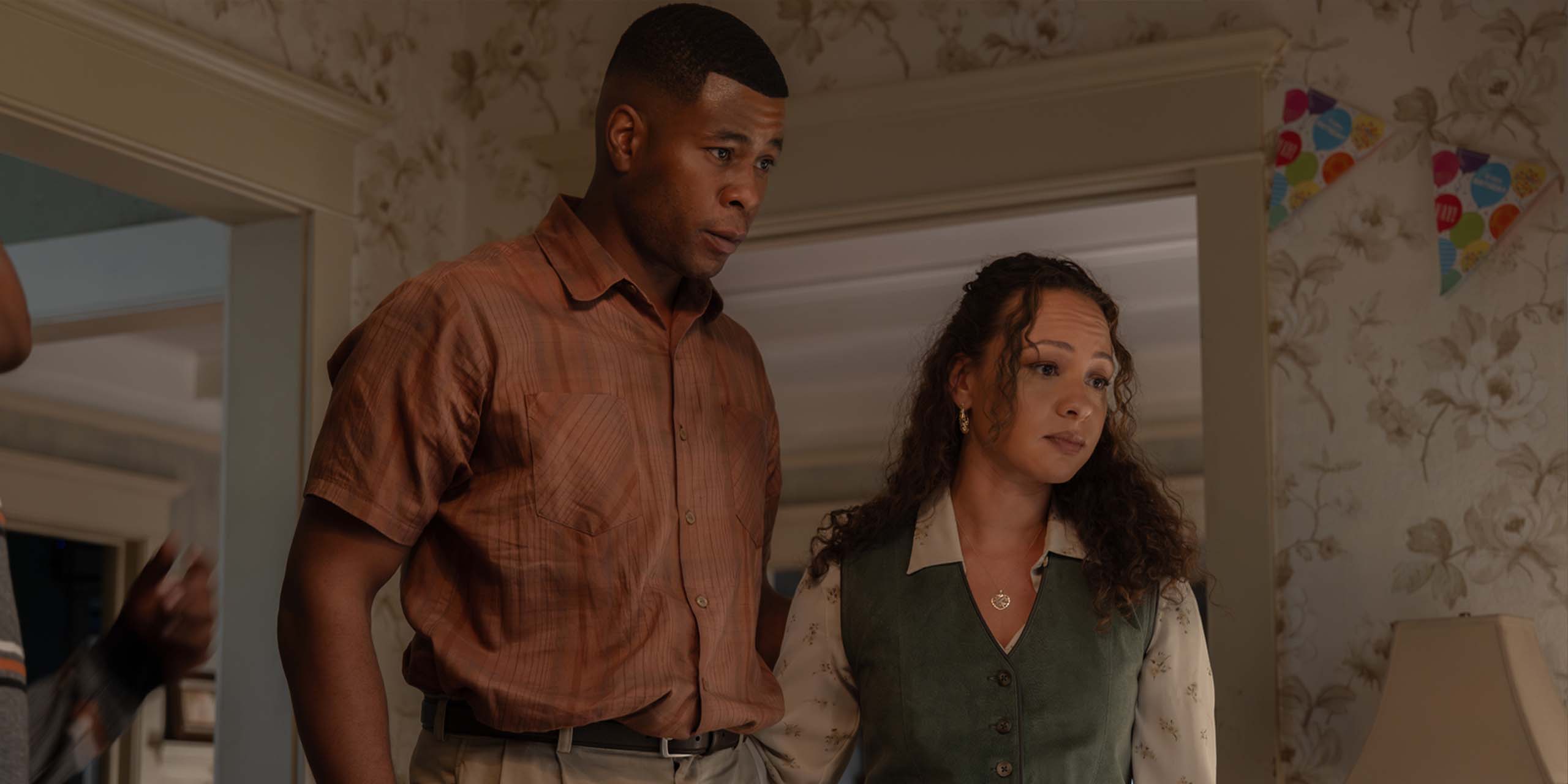 John Sr. (J. Alphonse Nicholson) et Bernadette Stewart (Jasmine Cephas Jones) lors de l'anniversaire de leur fils John dans Lanterns.