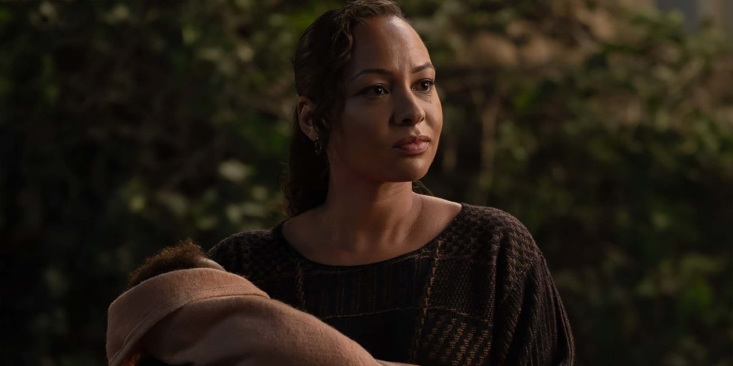 Bernadette Stewart (Jasmine Cephas Jones) tenant John bébé dans la série Lanterns.