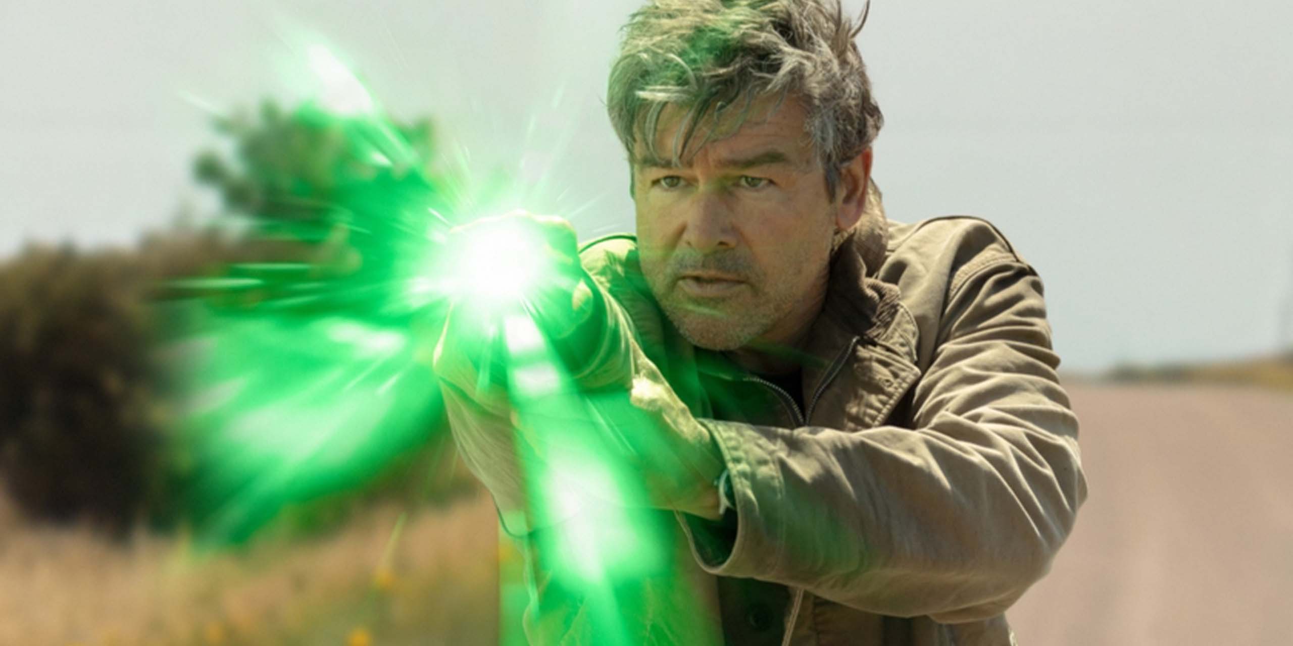 Kyle Chandler dans le rôle de Hal Jordan, pointant son anneau de Green Lantern dans Lanterns.