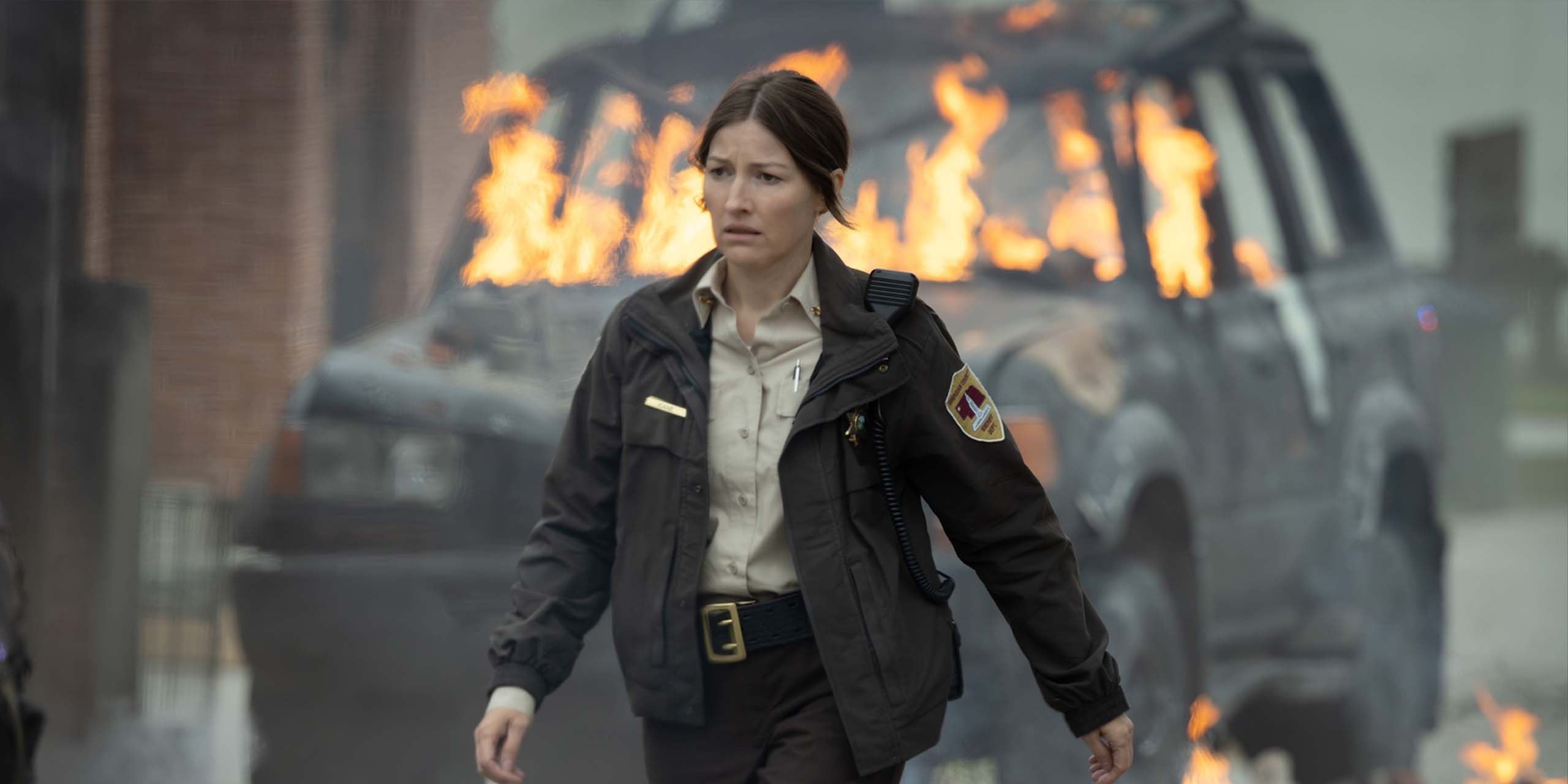 La shérif Kerry Kane (Kelly Macdonald) alors que la ville est en feu dans Lanterns.