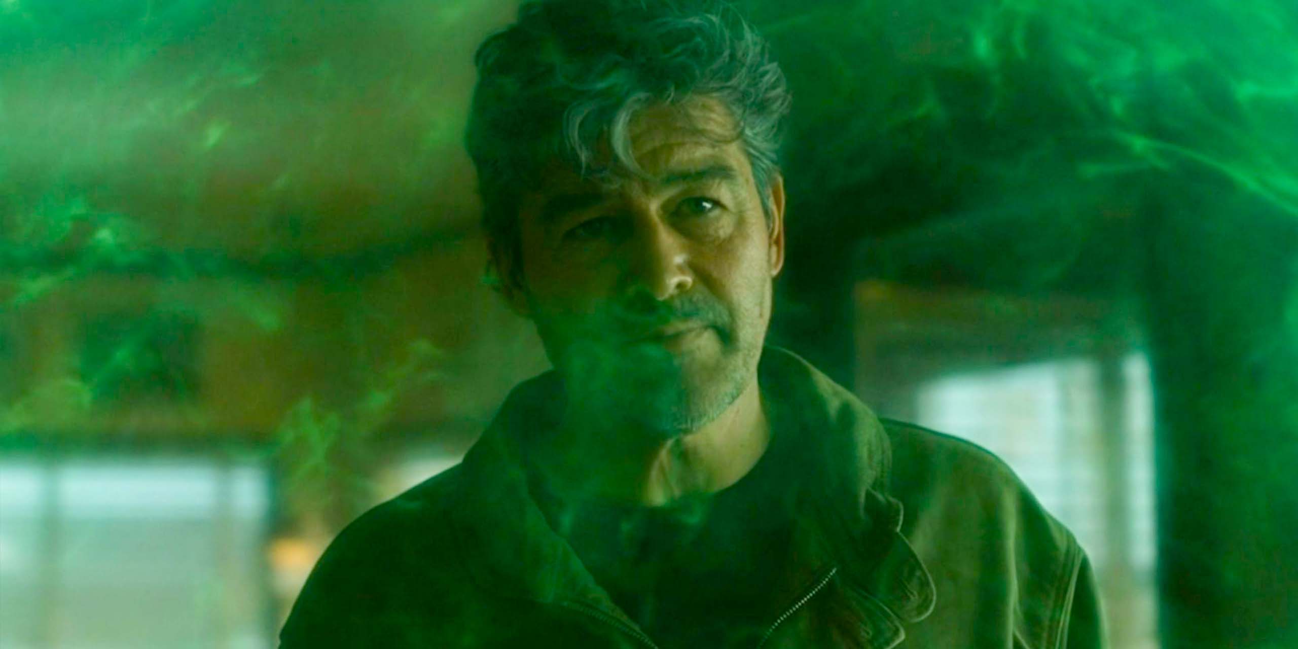 Hal Jordan (Kyle Chandler) derrière un champ de force créé par l'anneau de Green Lantern dans la série Lanterns.