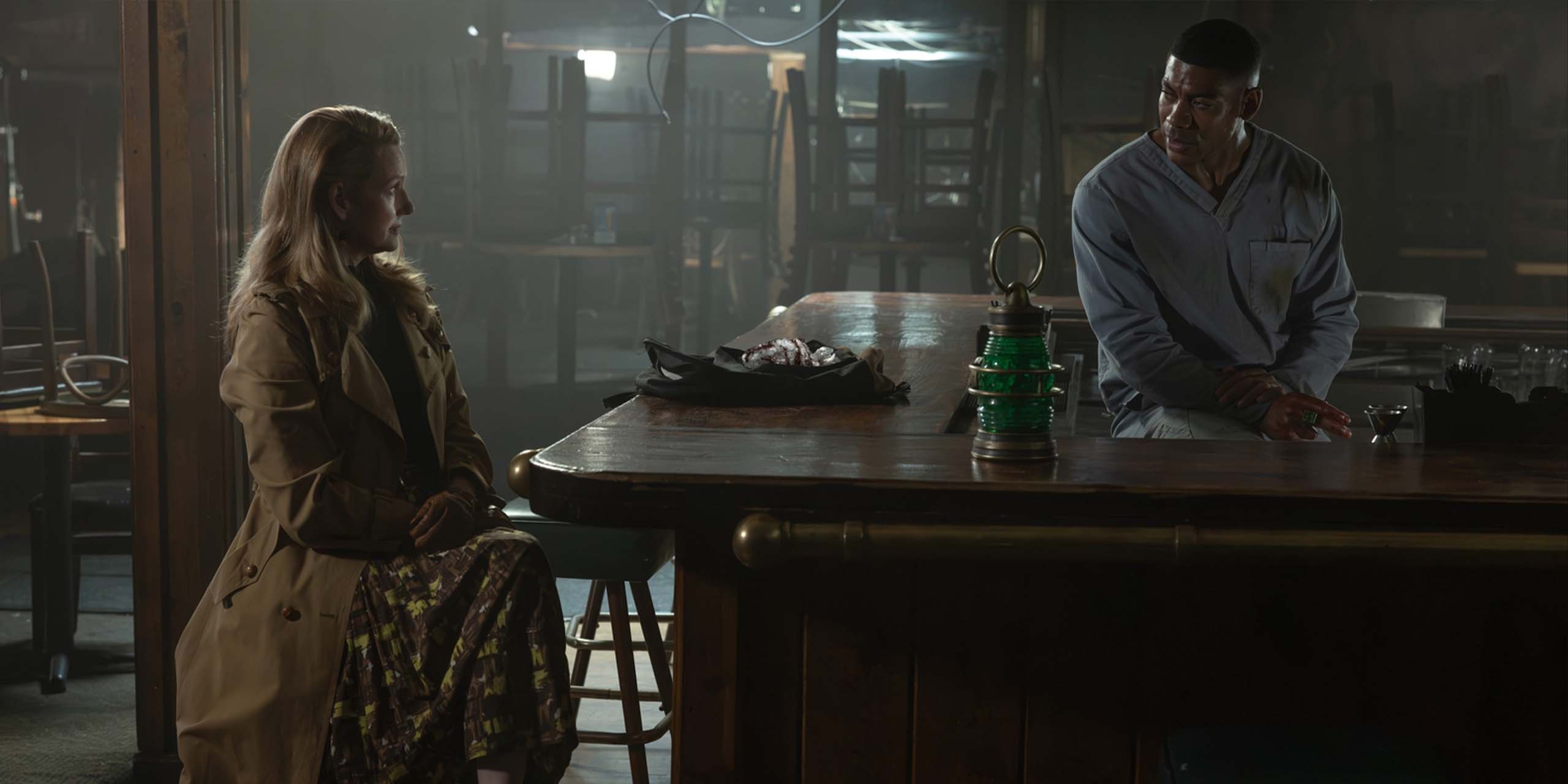 La Gardienne Lianna (Laura Linney) et John Stewart (Aaron Pierre) dans la série Lanterns.