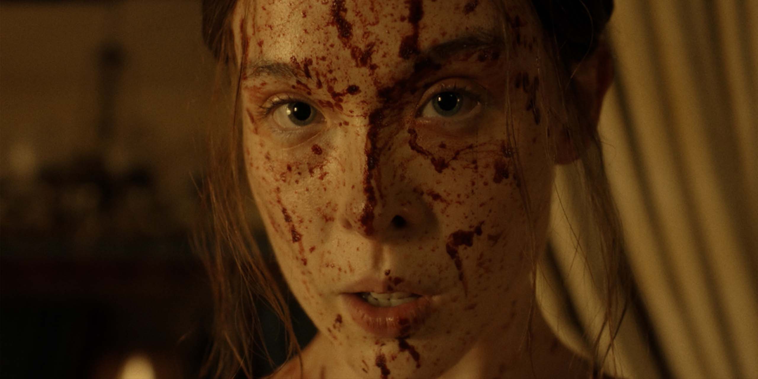 Lizzie (Ella Beatty), le visage ensanglanté, dans Monstre : L'Histoire de Lizzie Borden.