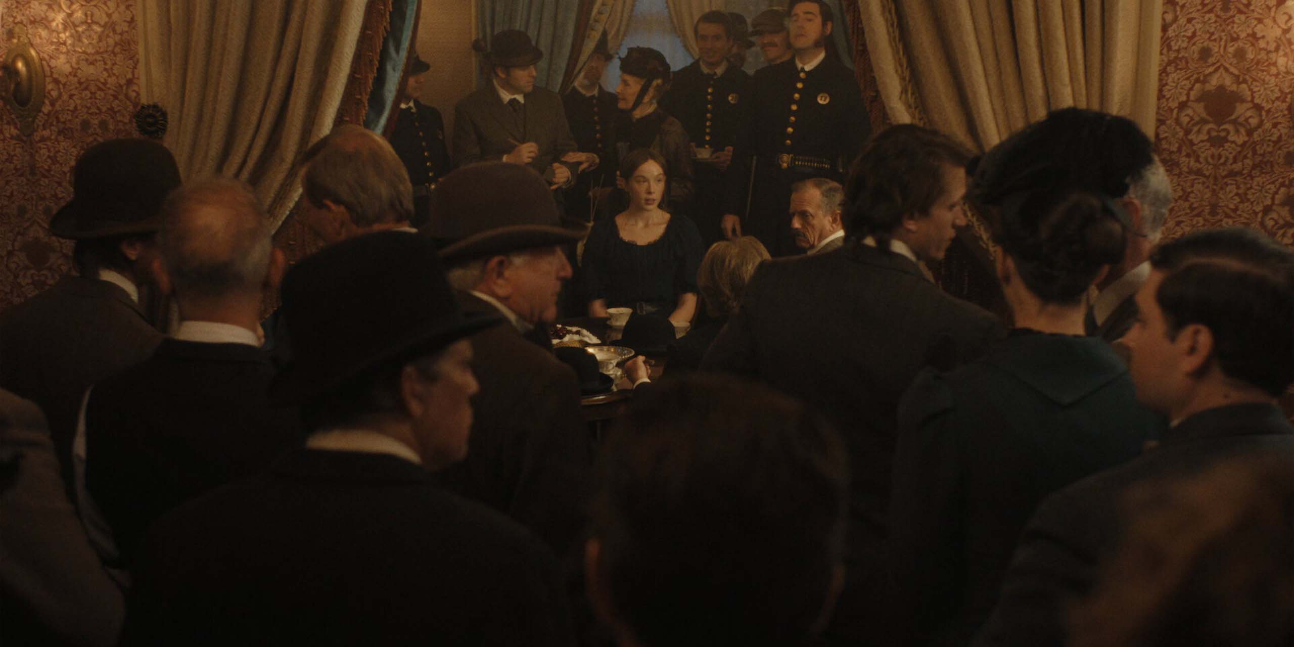 Lizzie (Ella Beatty) entourée d'officiers de police dans Monstre : L'Histoire de Lizzie Borden.