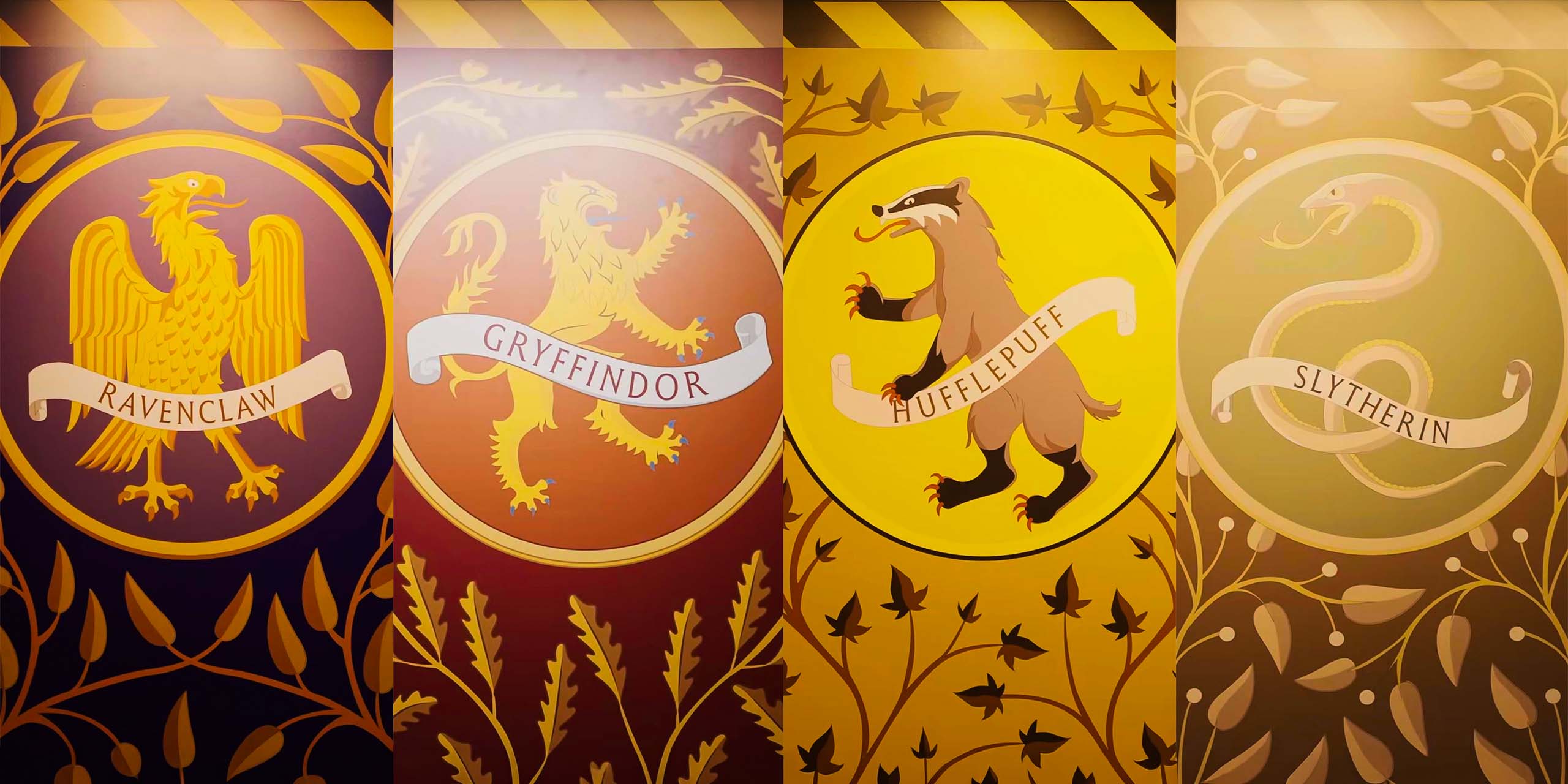 Les nouveaux emblèmes de Gryffondor, Serpentard, Poufsouffle et Serdaigle dans la série Harry Potter de HBO.