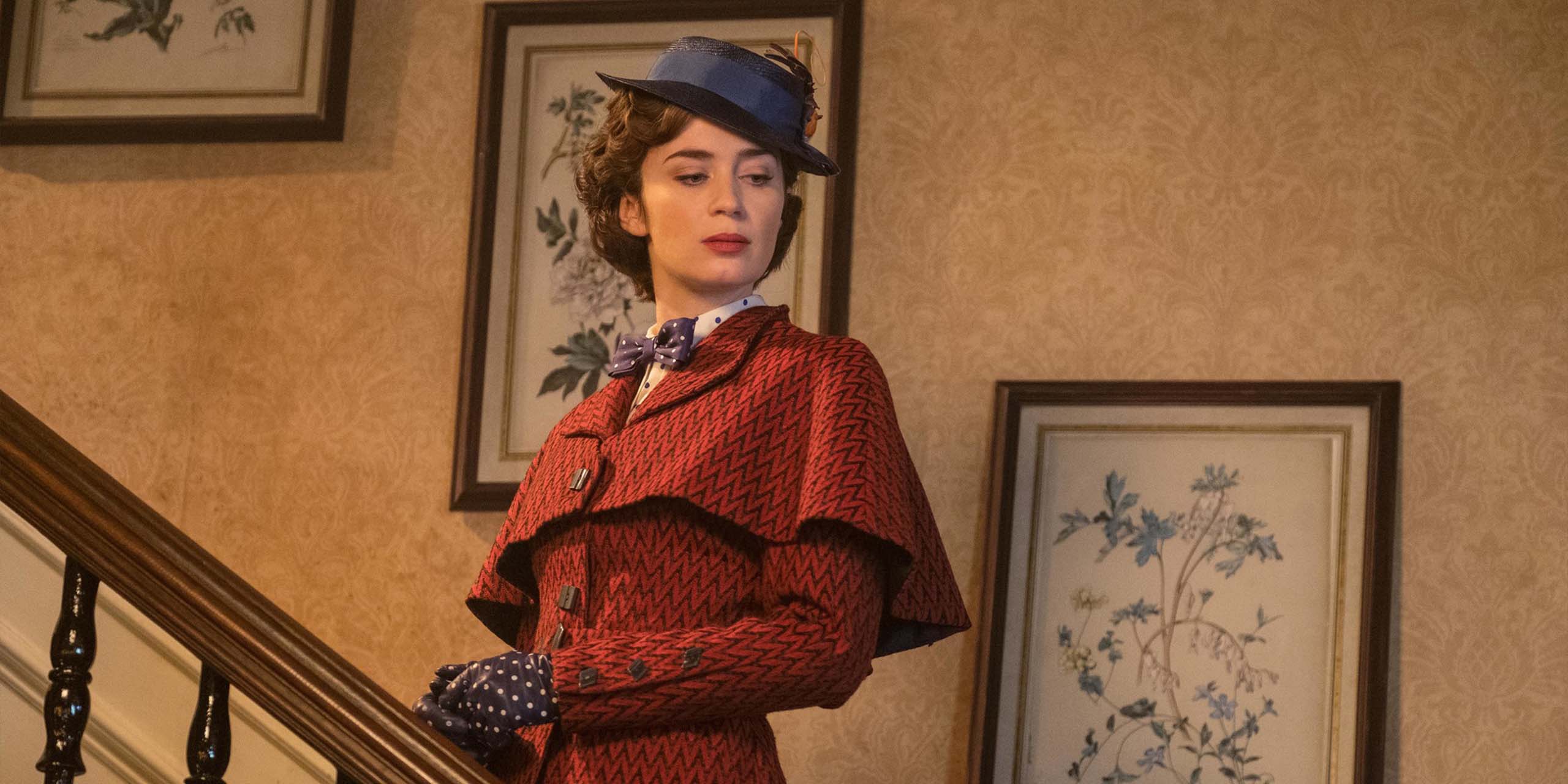 Mary Poppins en haut d'un escalier dans Mary Poppins 2.