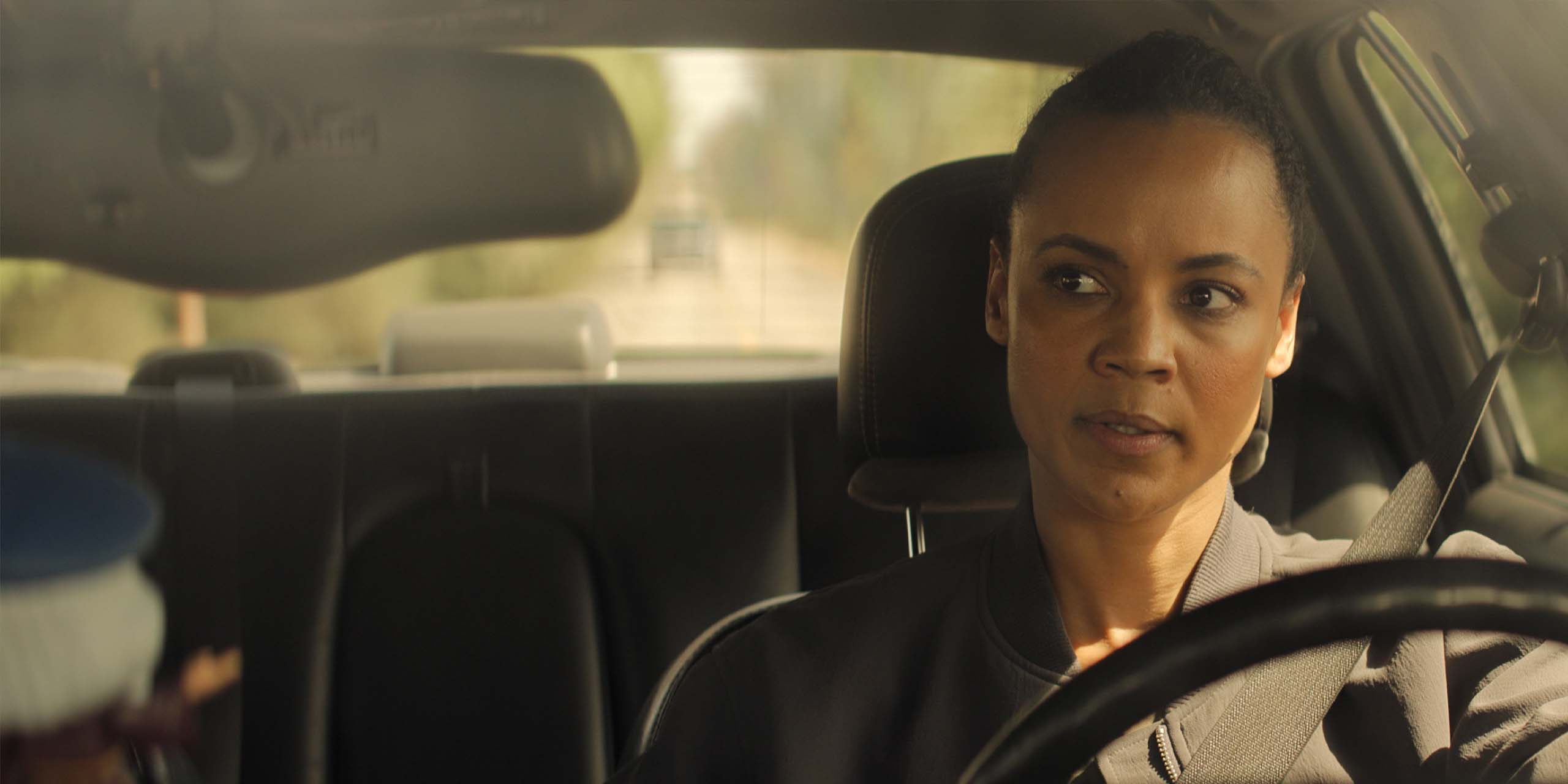 Frances Neagley (Maria Sten) au volant de sa voiture dans la série spin-off de Reacher, Neagley.