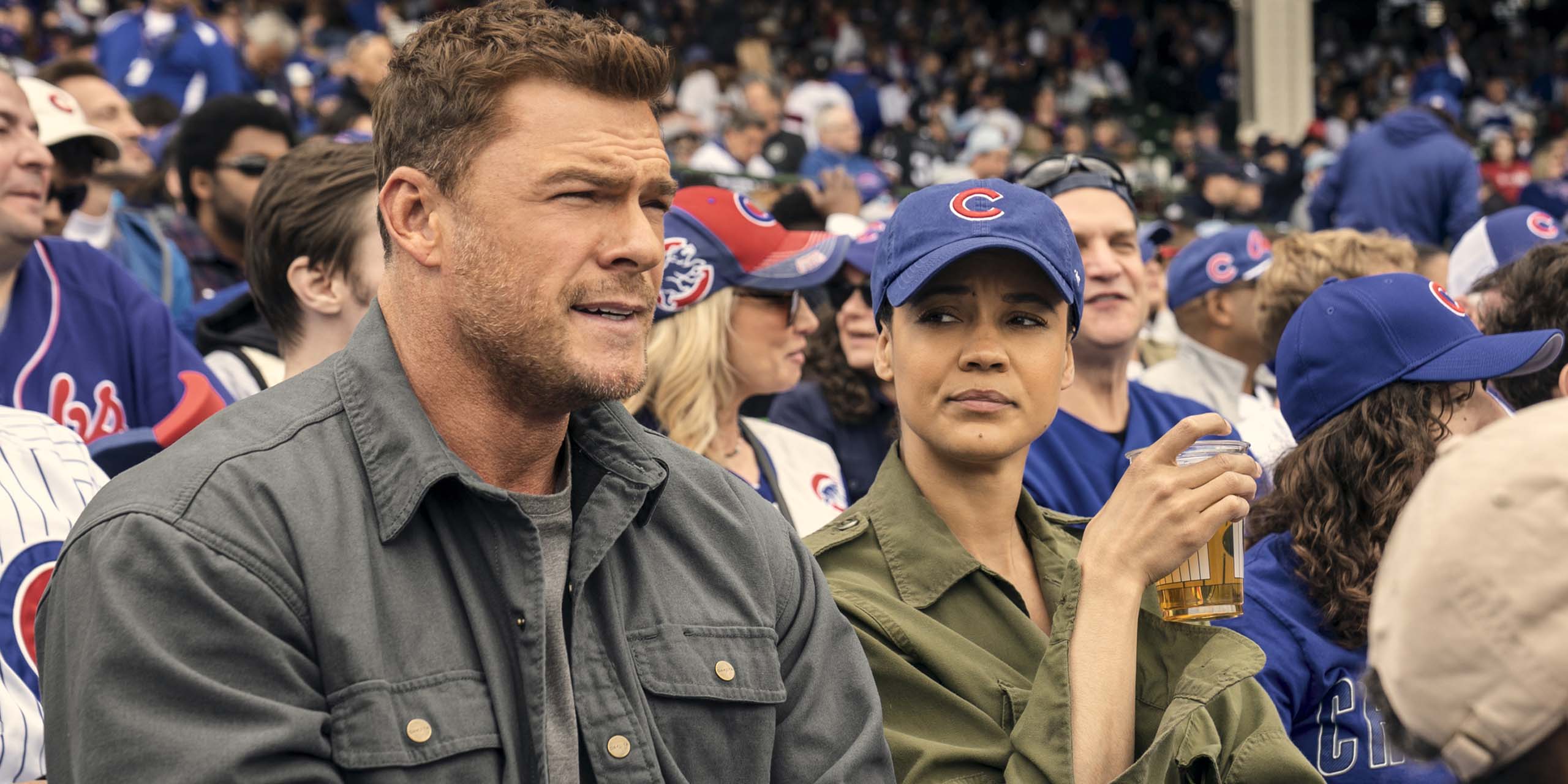 Jack Reacher (Alan Ritchson) et Frances Neagley (Maria Sten) dans les tribunes d'un stade dans Neagley.