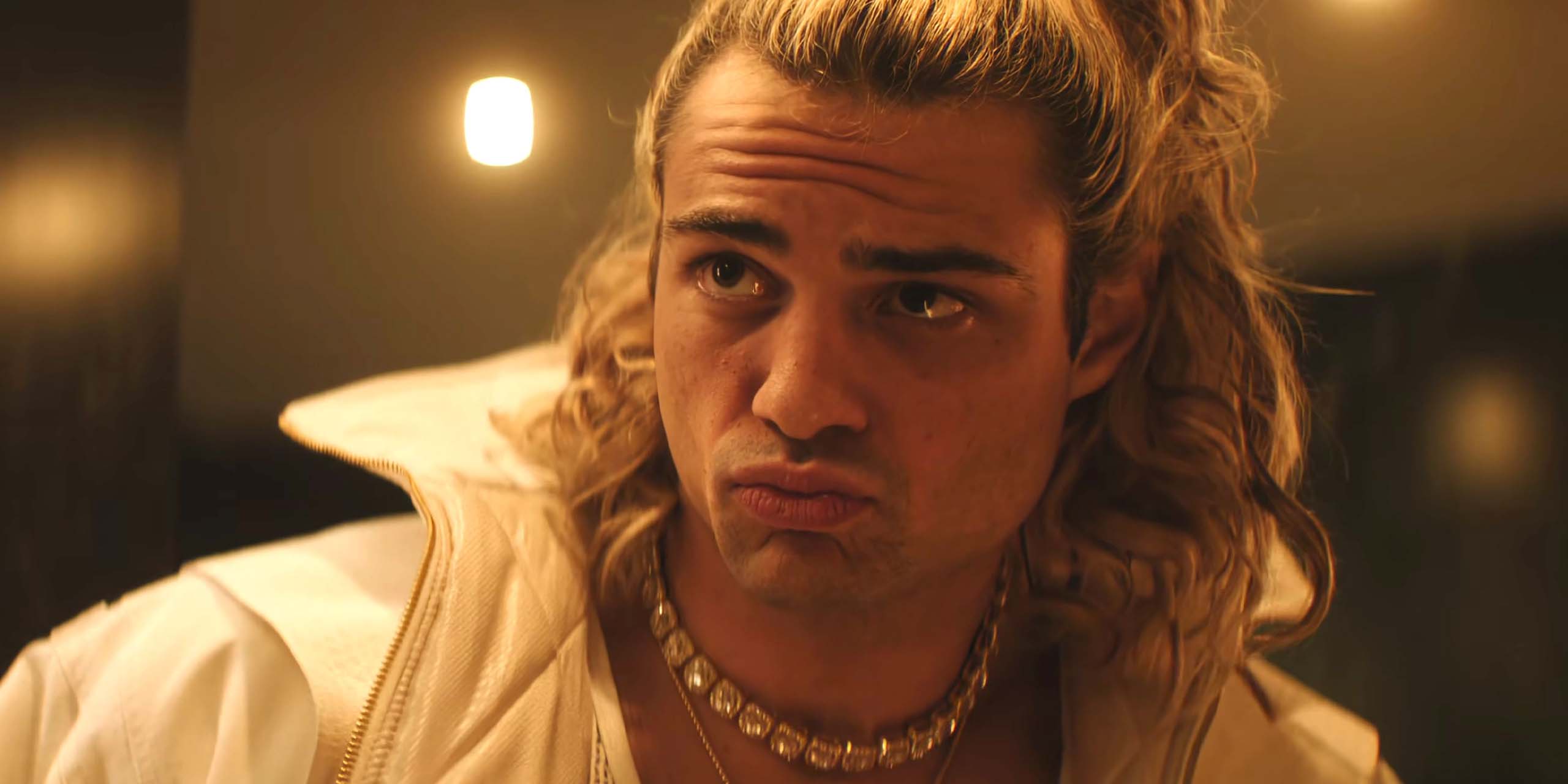 Ken (Noah Centineo) posant devant un miroir dans le film Street Fighter (2026).