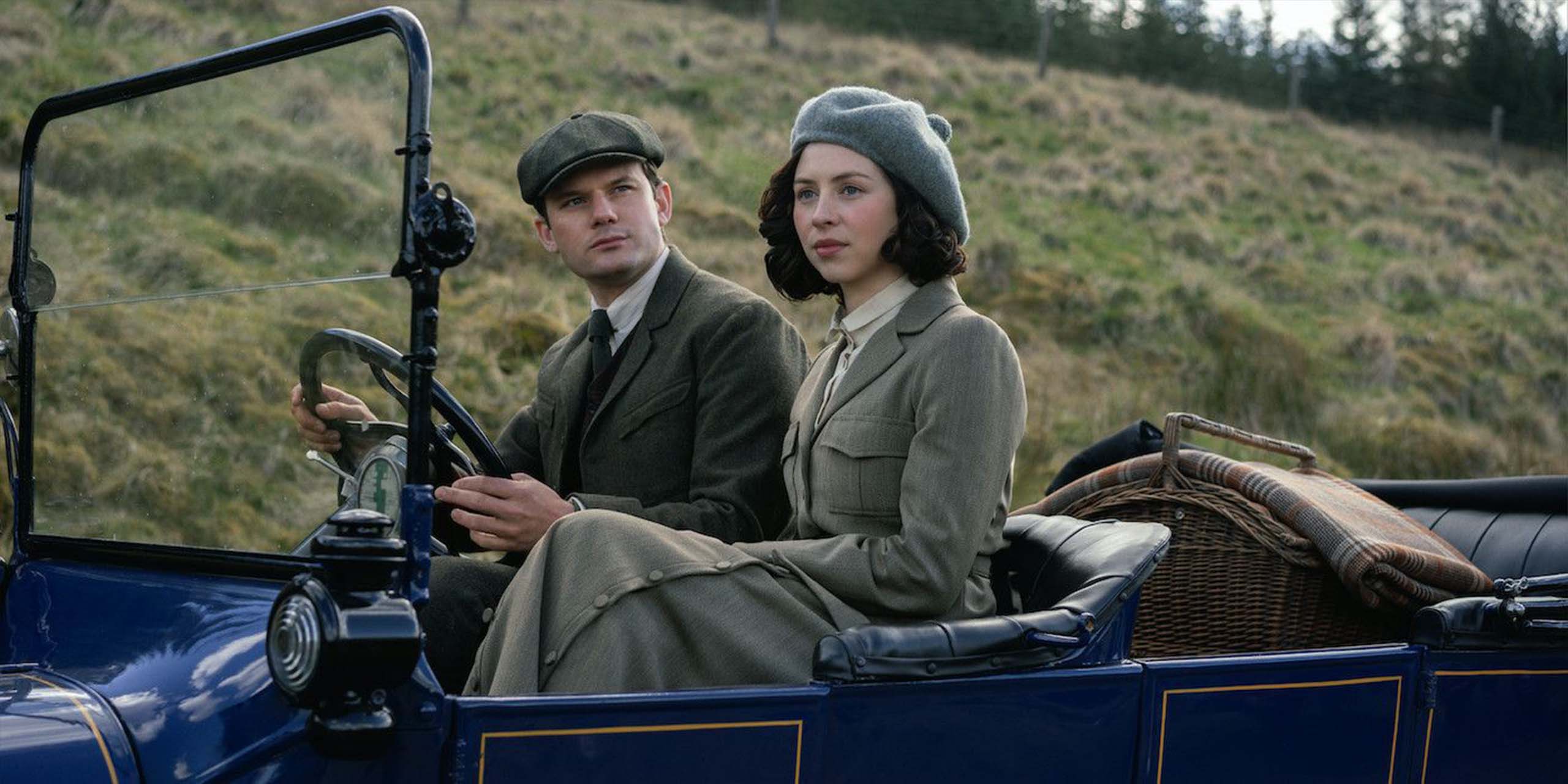 Henry Beauchamp (Jeremy Irvine) et Julia Moriston (Hermione Corfield) dans leur voiture au XXe siècle dans la saison 1 de Outlander: Blood of my Blood.