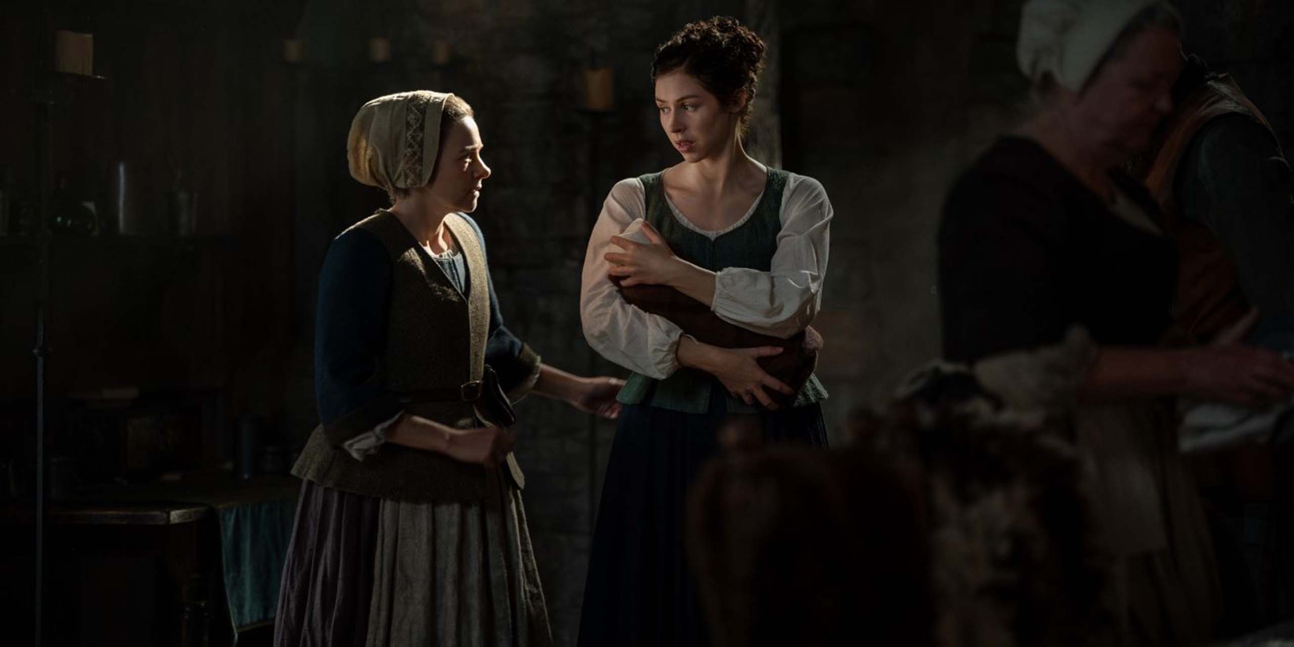 Davina (Sara Vickers) et Julia Moriston (Hermione Corfield) son bébé dans les bras dans la saison 2 de Outlander: Blood of my Blood.