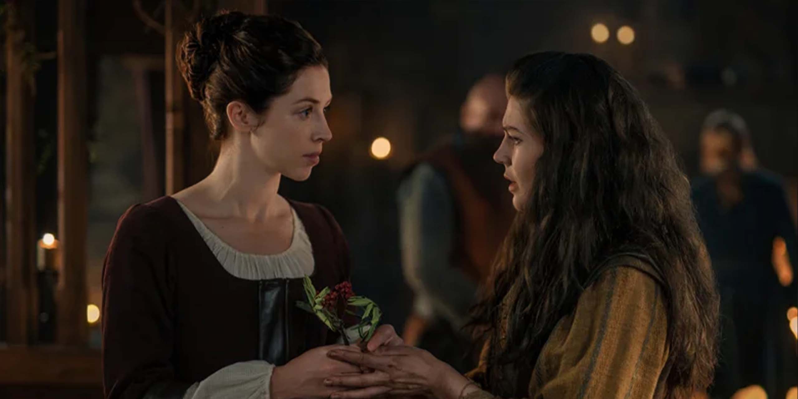 Julia Moriston Beauchamp (Hermione Corfield) fait venir Maisri (Katharine O’Donnelly) dans la saison 2 de Outlander: Blood of My Blood.