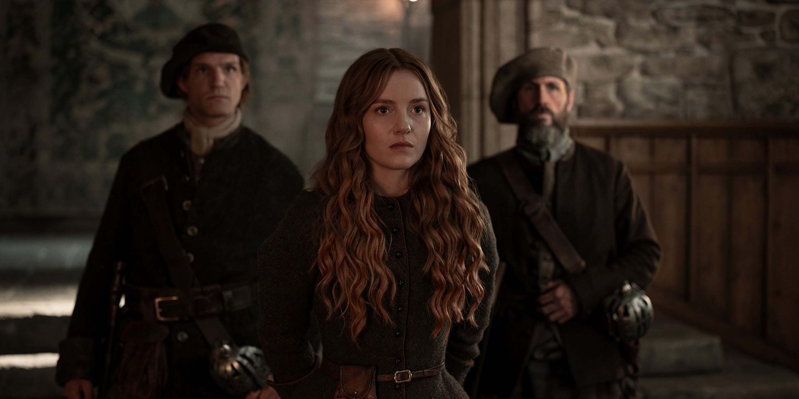 Ellen, l'air grave, les mains derrière le dos, dans la saison 2 d'Outlander : Blood of My Blood