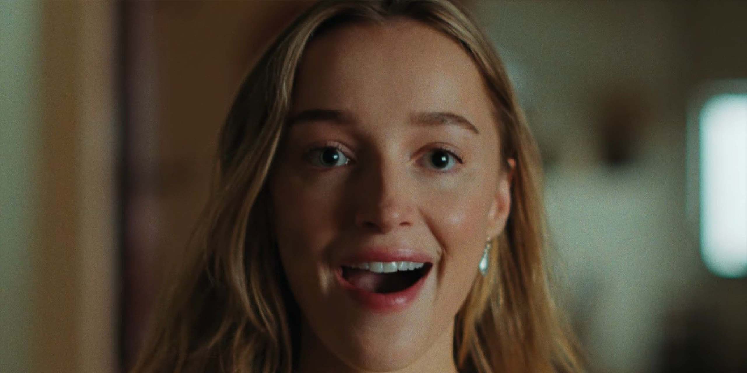 Phoebe Dynevor l'air joyeux dans le film de M. Night Shyamalan, Reste avec moi (Remain).