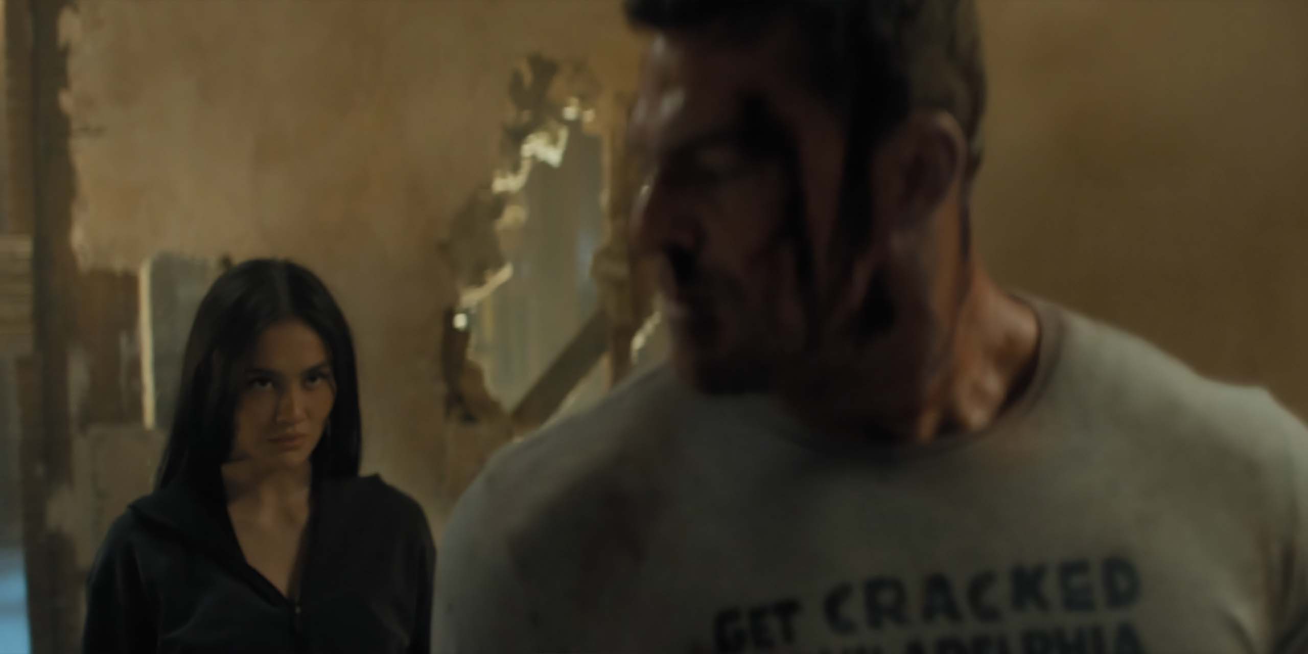 Amisha (Anggun) face à Reacher (Alan Ritchson) dans le final de la saison 4 de Reacher.