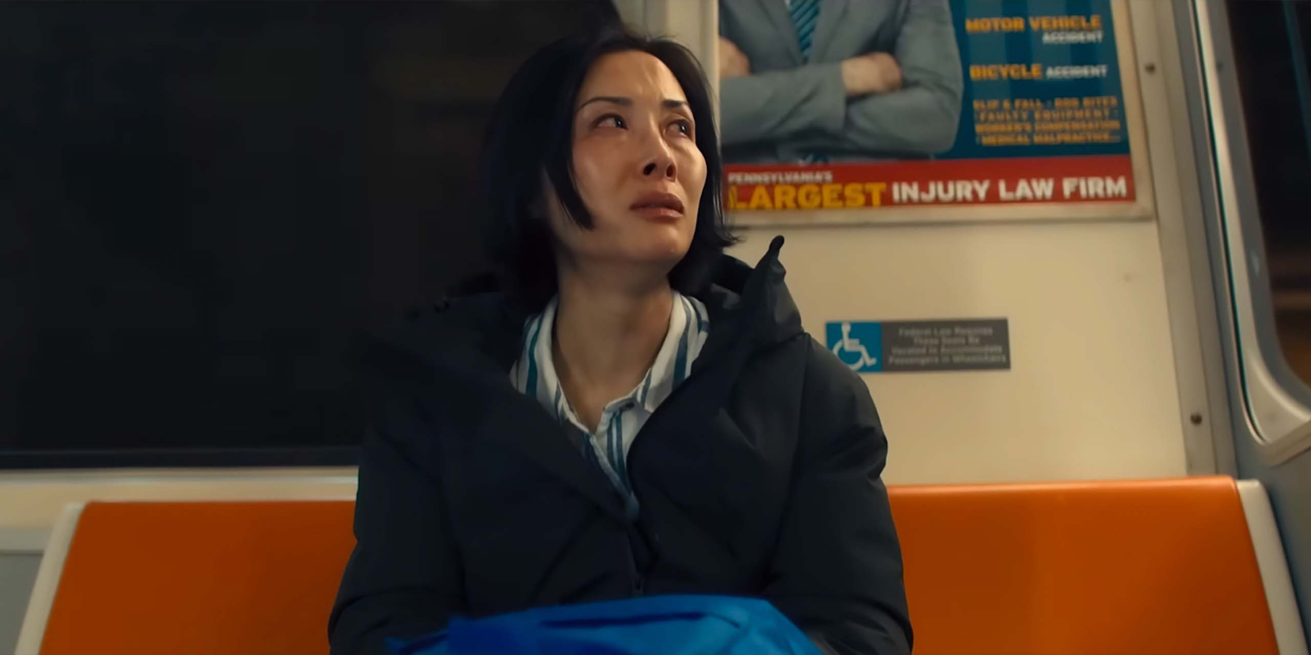 Amisha Hoth (Anggun) pleure dans le métro dans la saison 4 de Reacher.