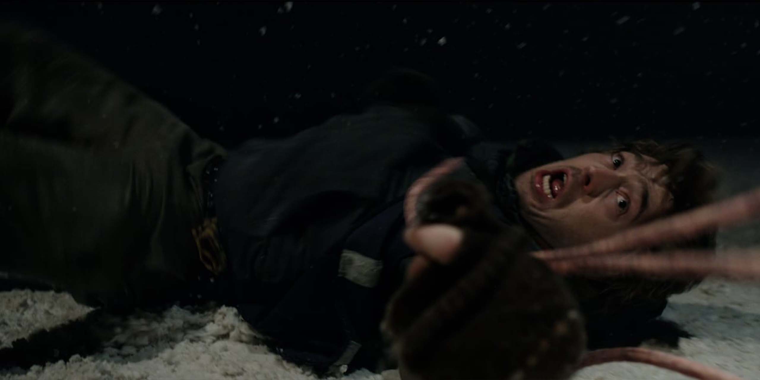 Des tentacules attaquent Bryan, incarné par Austin Abrams, dans le nouveau film Resident Evil.