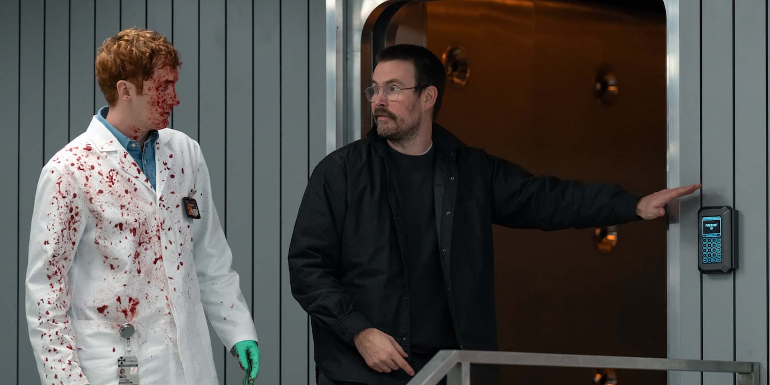 Le réalisateur Zach Cregger (à droite) sur le tournage de Resident Evil (2026).