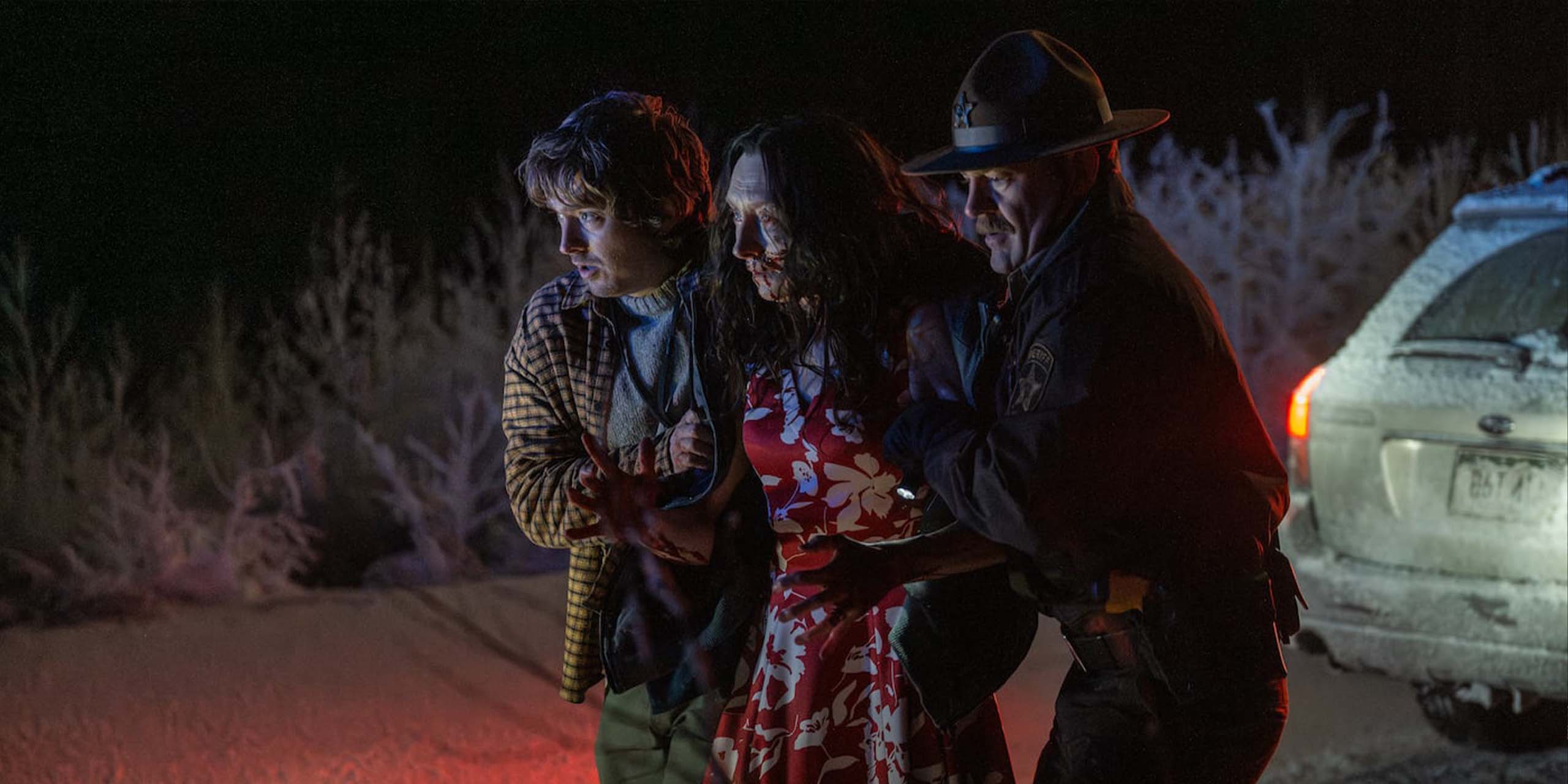 Austin Abrams, Andrea Miltnerova et Johnno Wilson dans le film Resident Evil (2026).