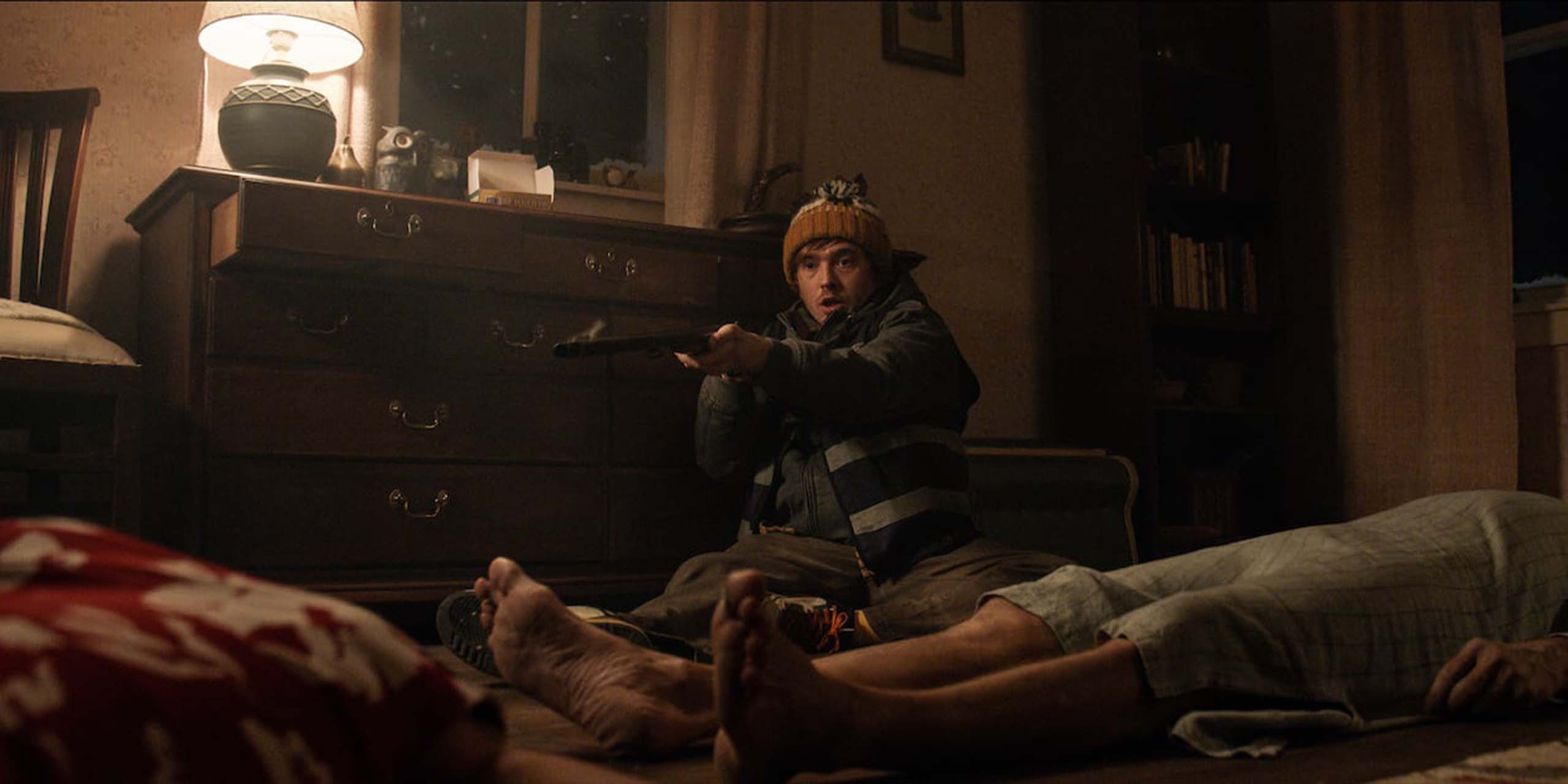 Austin Abrams dans le rôle de Bryan, blessé et en mauvaise posture dans le film Resident Evil.