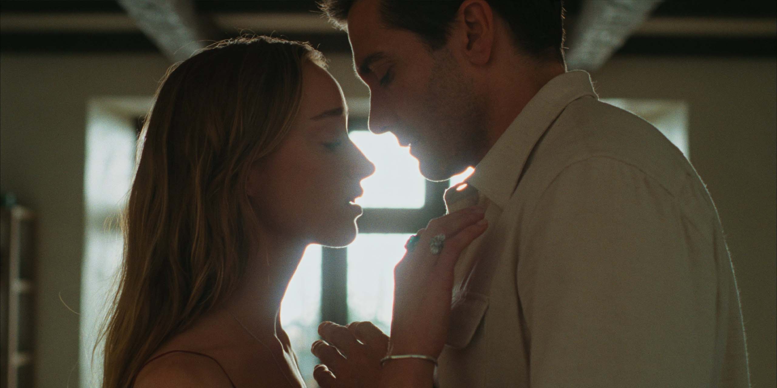 Jake Gyllenhaal et Phoebe Dynevor dans le film de M. Night Shyamalan, Reste avec moi (Remain).