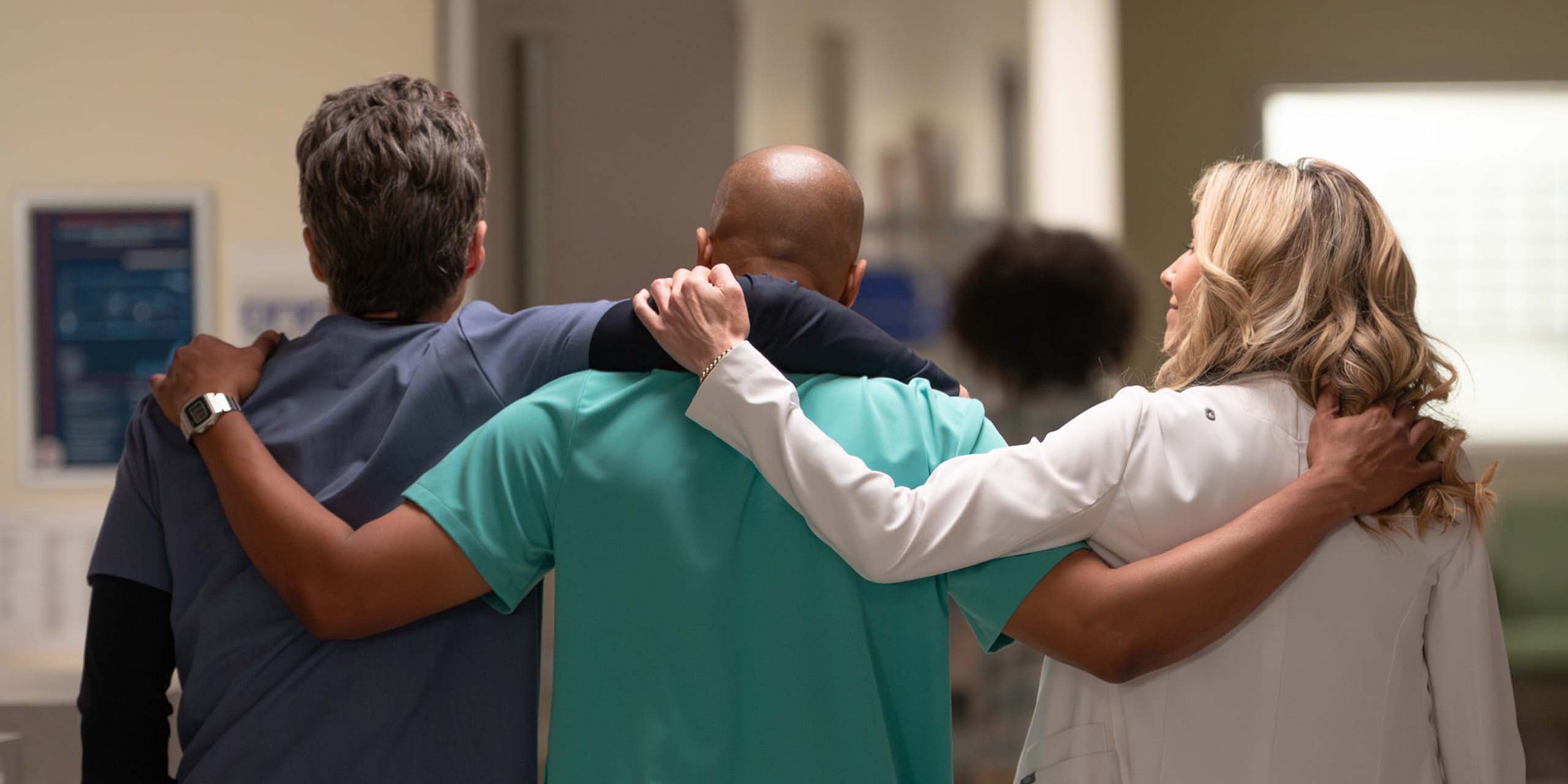 J.D. (Zach Braff), Turk (Donald Faison) et Elliot (Sarah Chalke) de dos dans la saison 2 de Scrubs (2026).